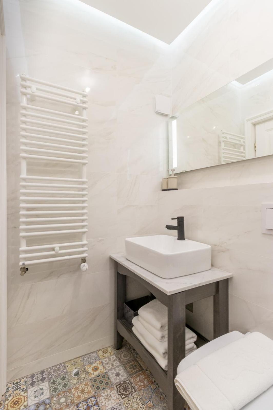 Budget Double Room - Photo 16