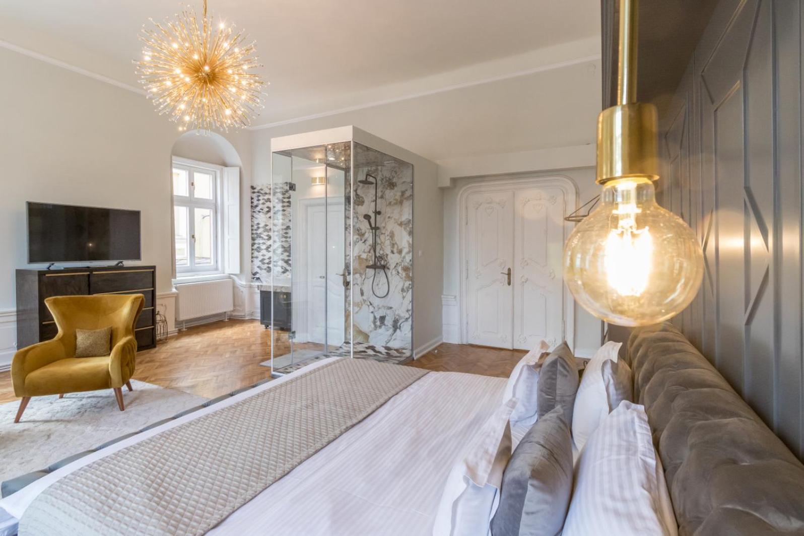 Deluxe King Room - Photo 6