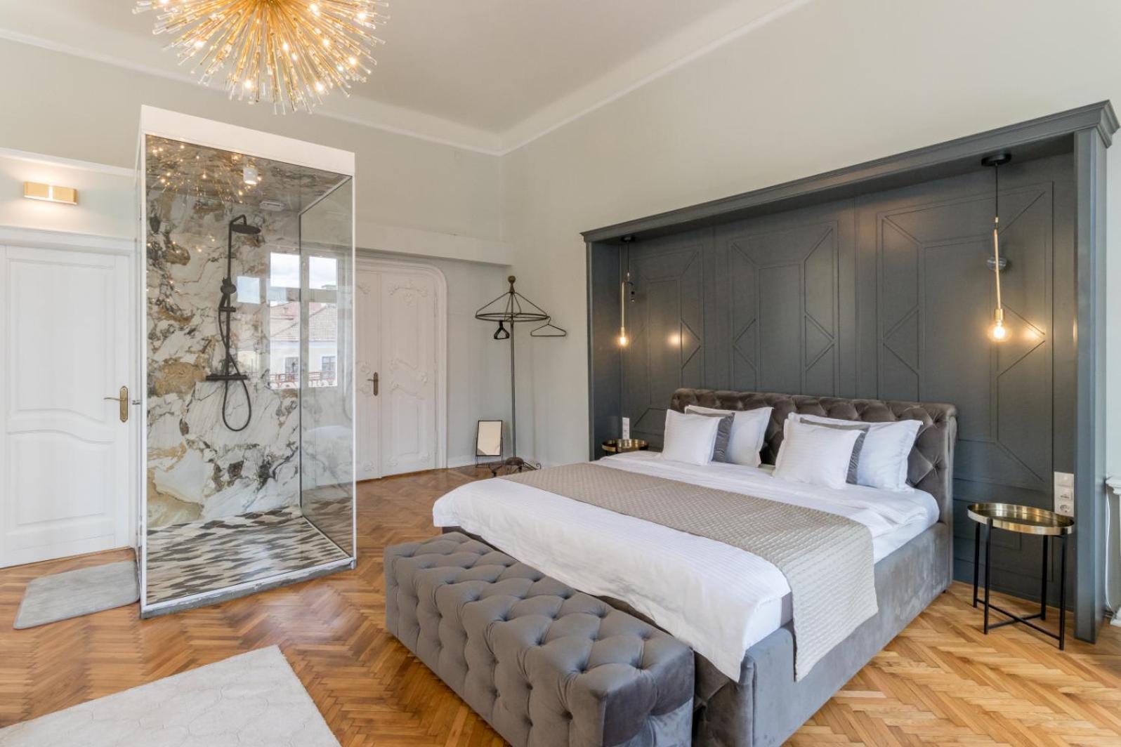 Deluxe King Room - Photo 8