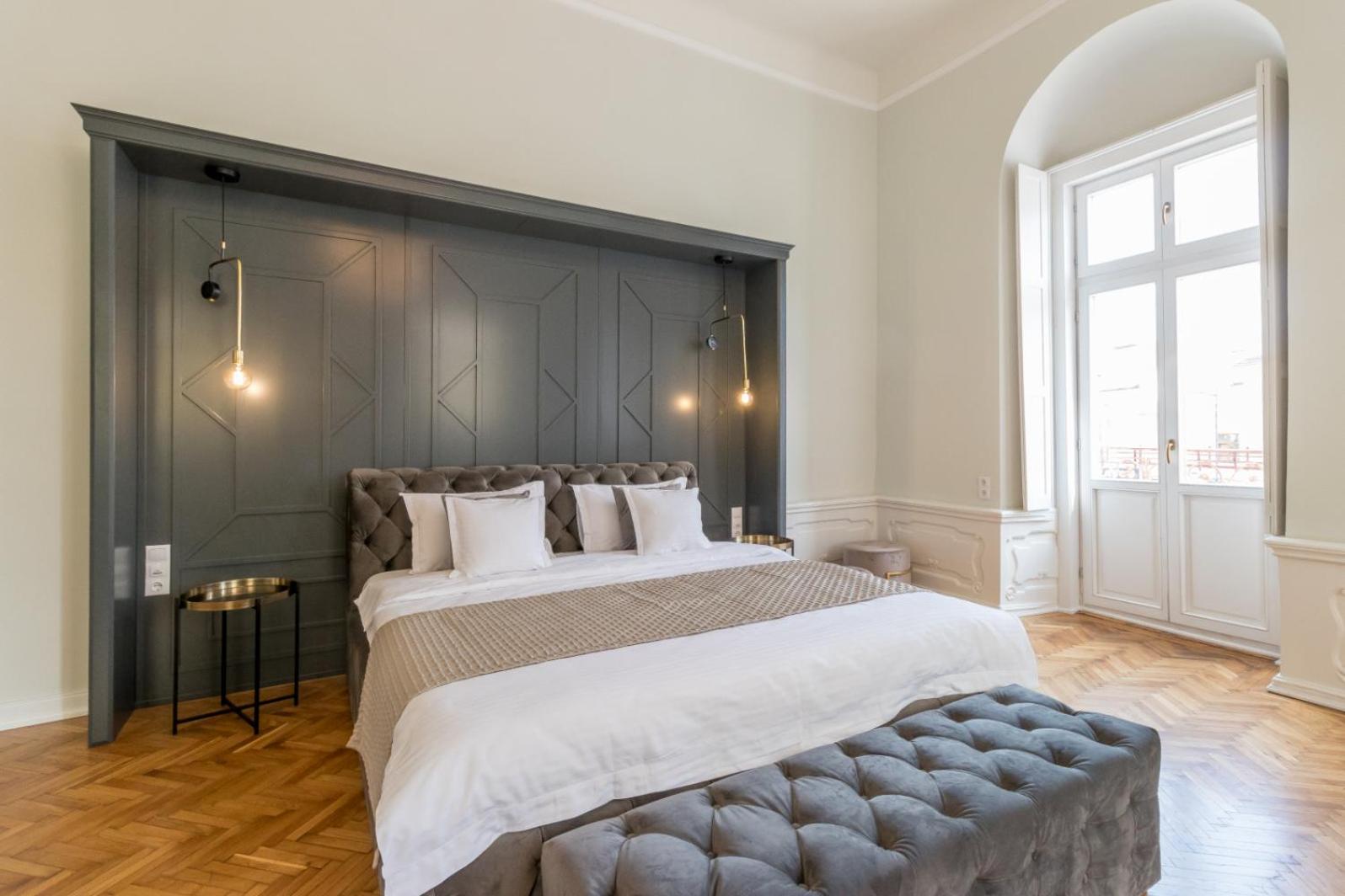 Deluxe King Room - Photo 10