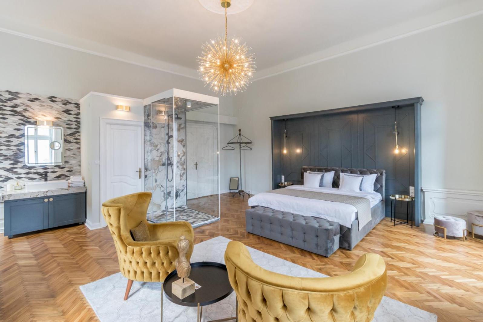 Deluxe King Room - Photo 24