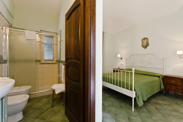 Standard Triple Room - Photo 11
