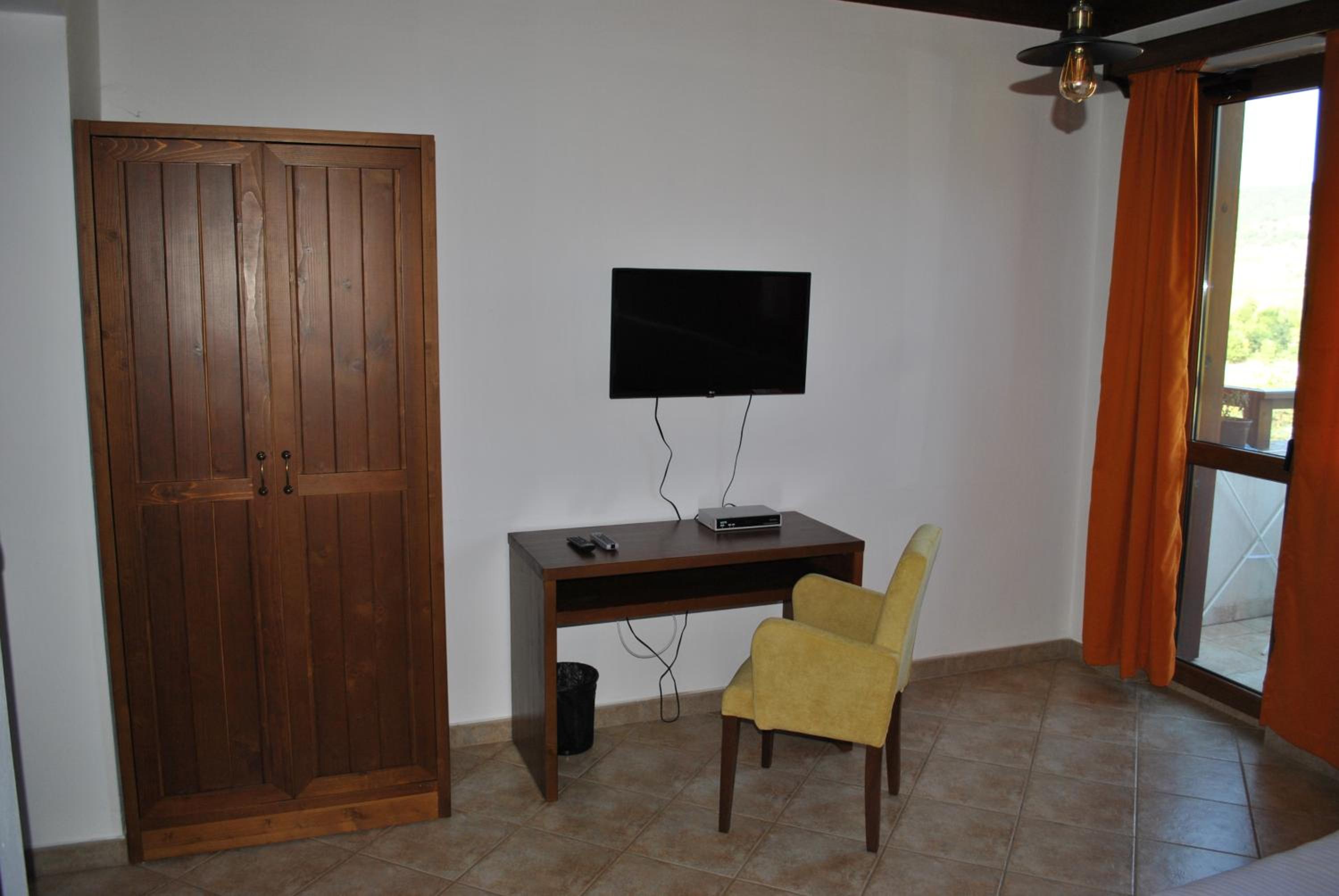 Double Room with Balcony - Photo 4