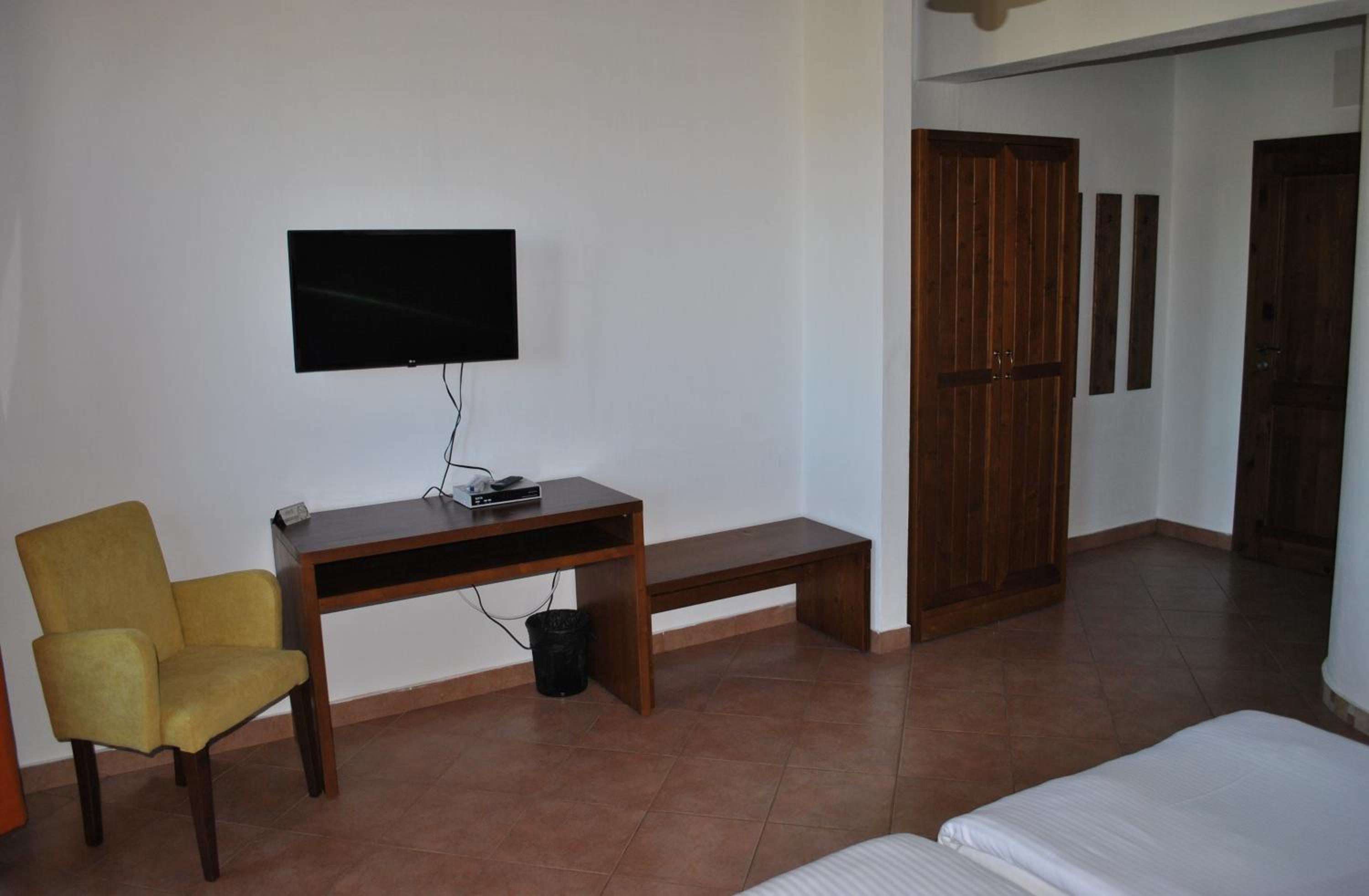 Double Room with Balcony - Photo 5