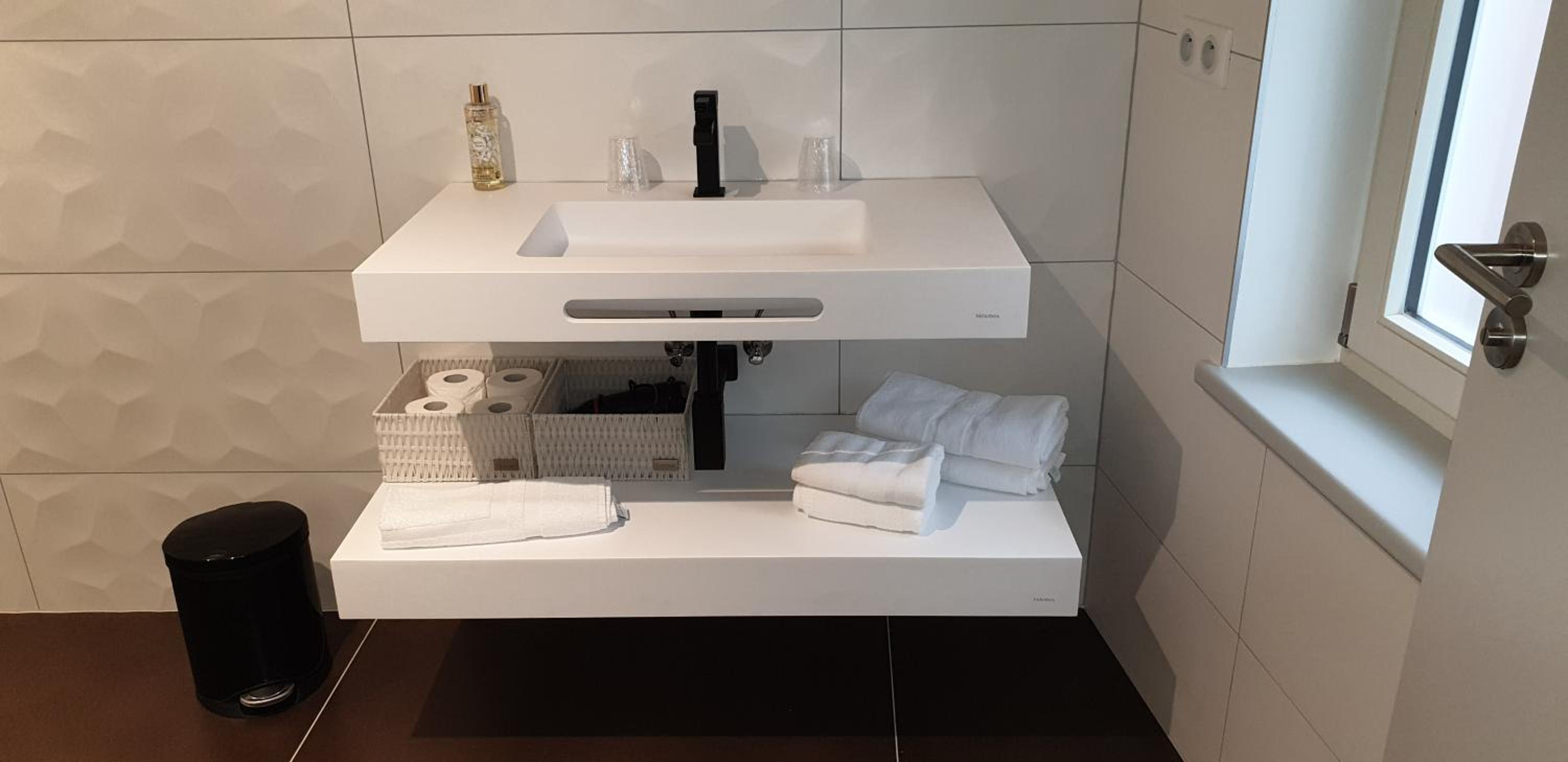 Deluxe Double Room with Shower - Photo 5