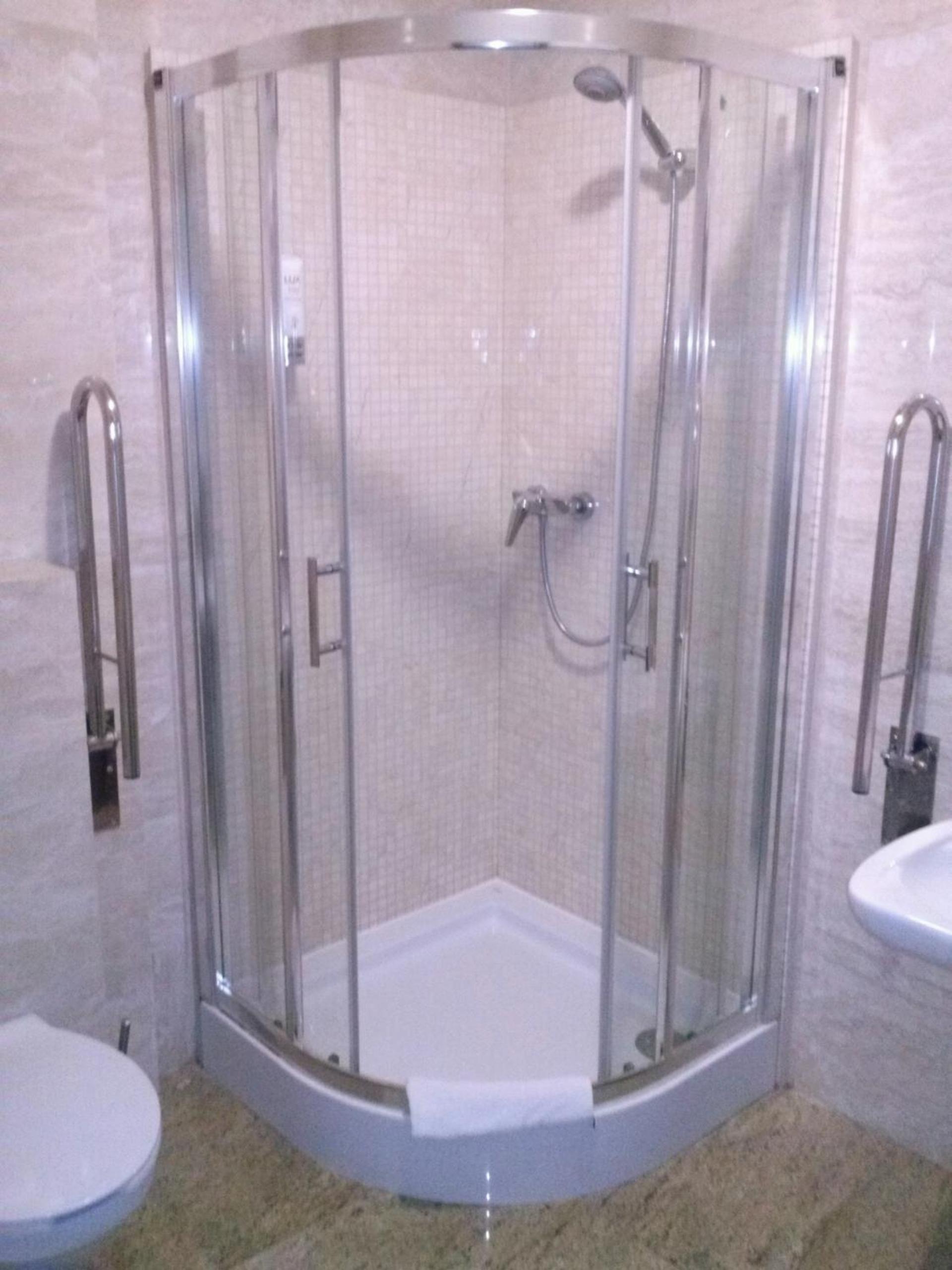 Double or Twin Room - Photo 6