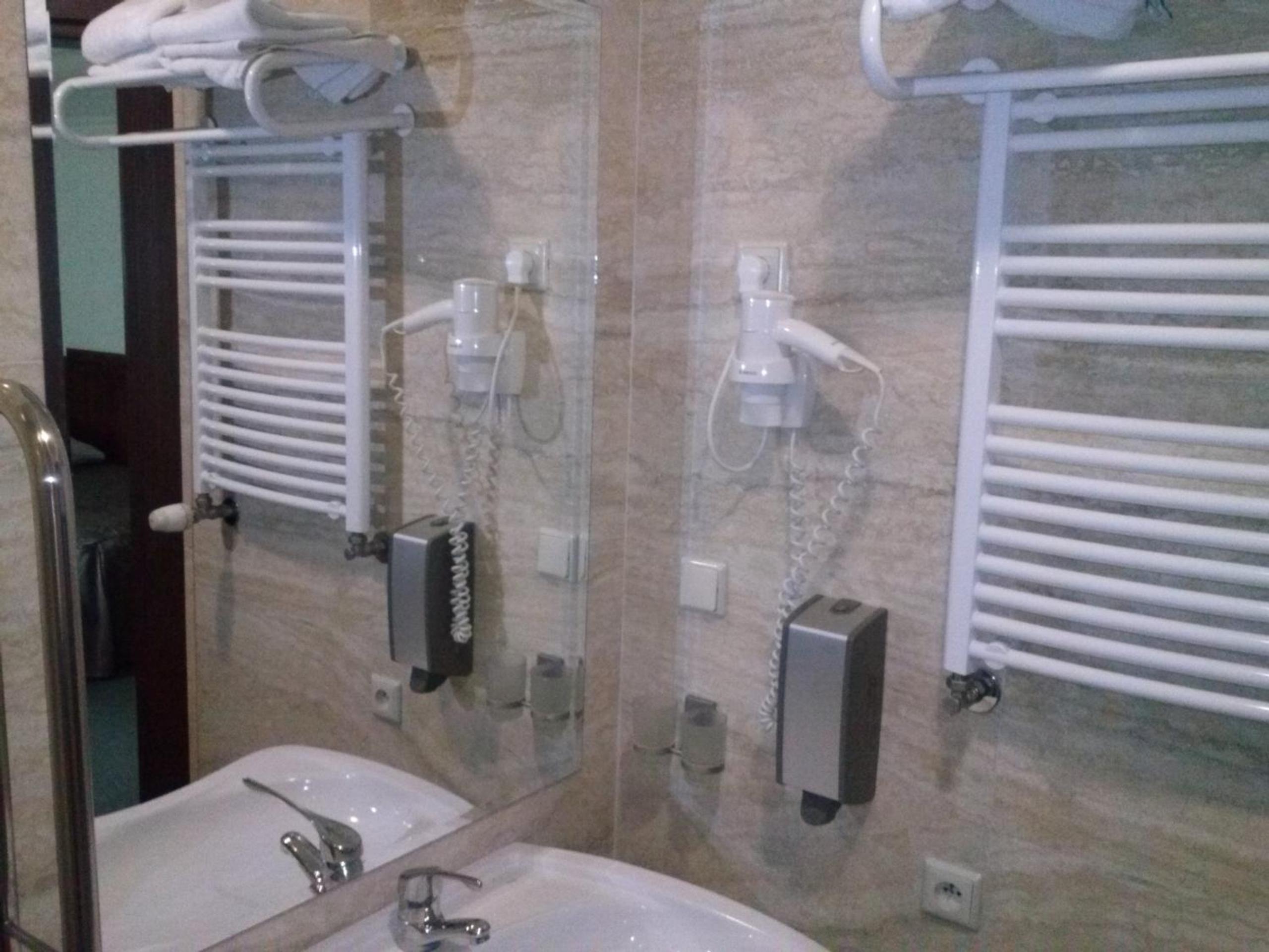 Double or Twin Room - Photo 9