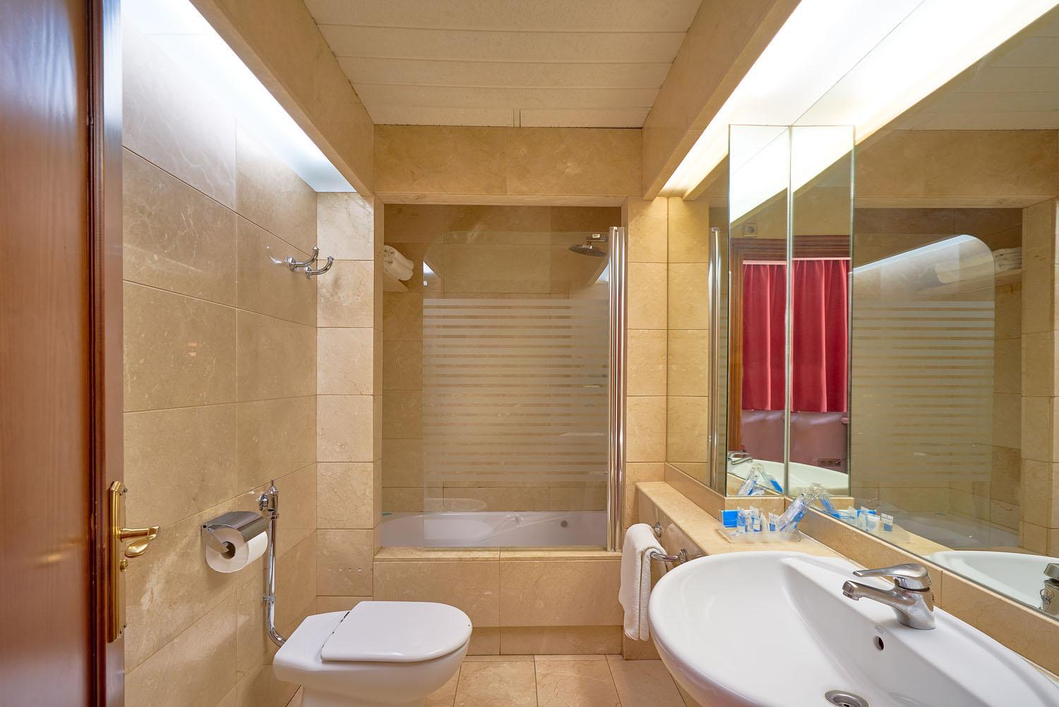Double Room with One Twin Bed and 2 Adults Occupancy (Non Smoking) photo 3