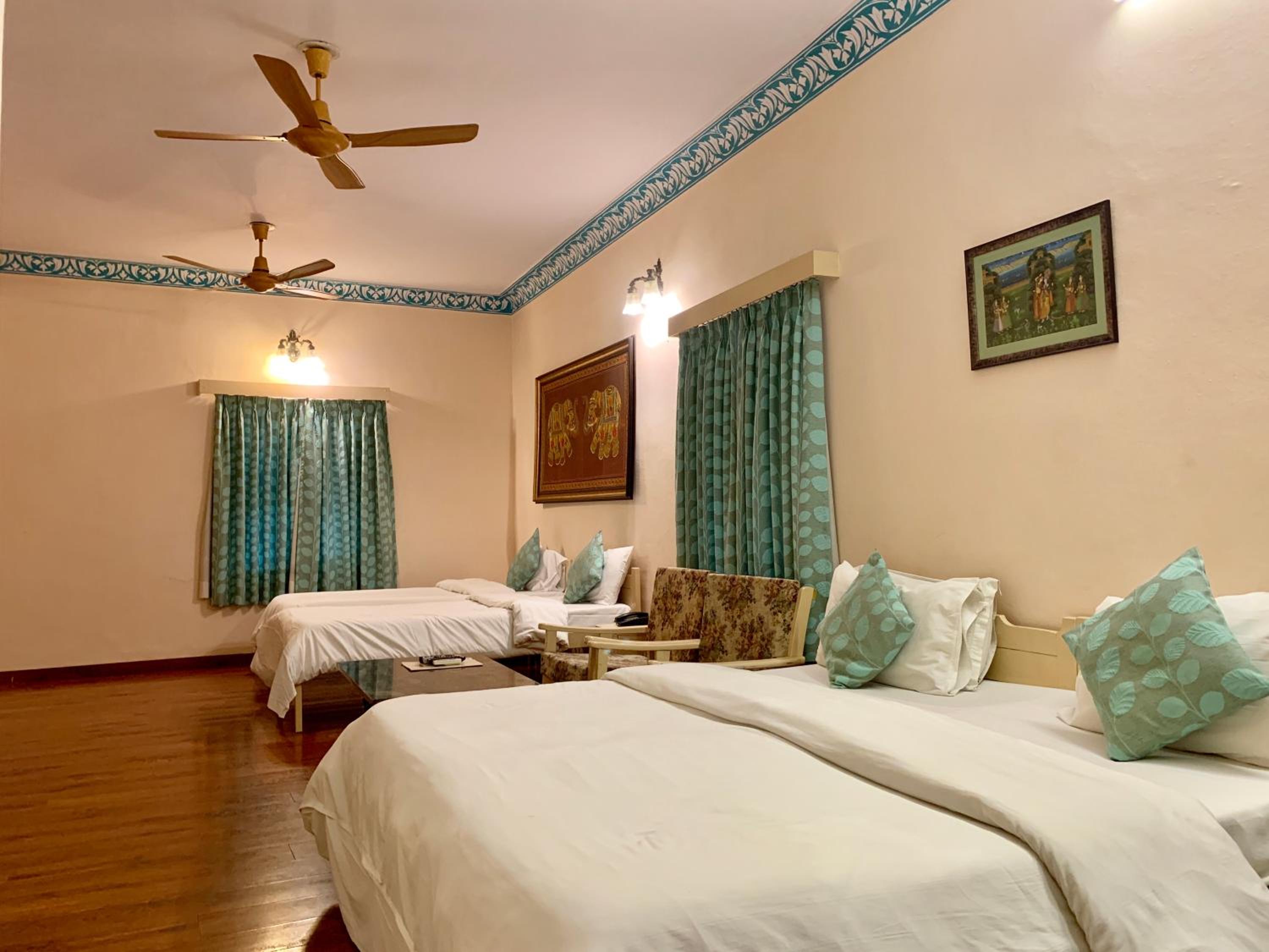 Classic Quadruple Room -  Includes free pickup from airport/ train station / bus station via tuk-tuk, & a dedicated travel desk to assist with local sightseeing tours, intercity travel arrangements & activities. - Photo 4