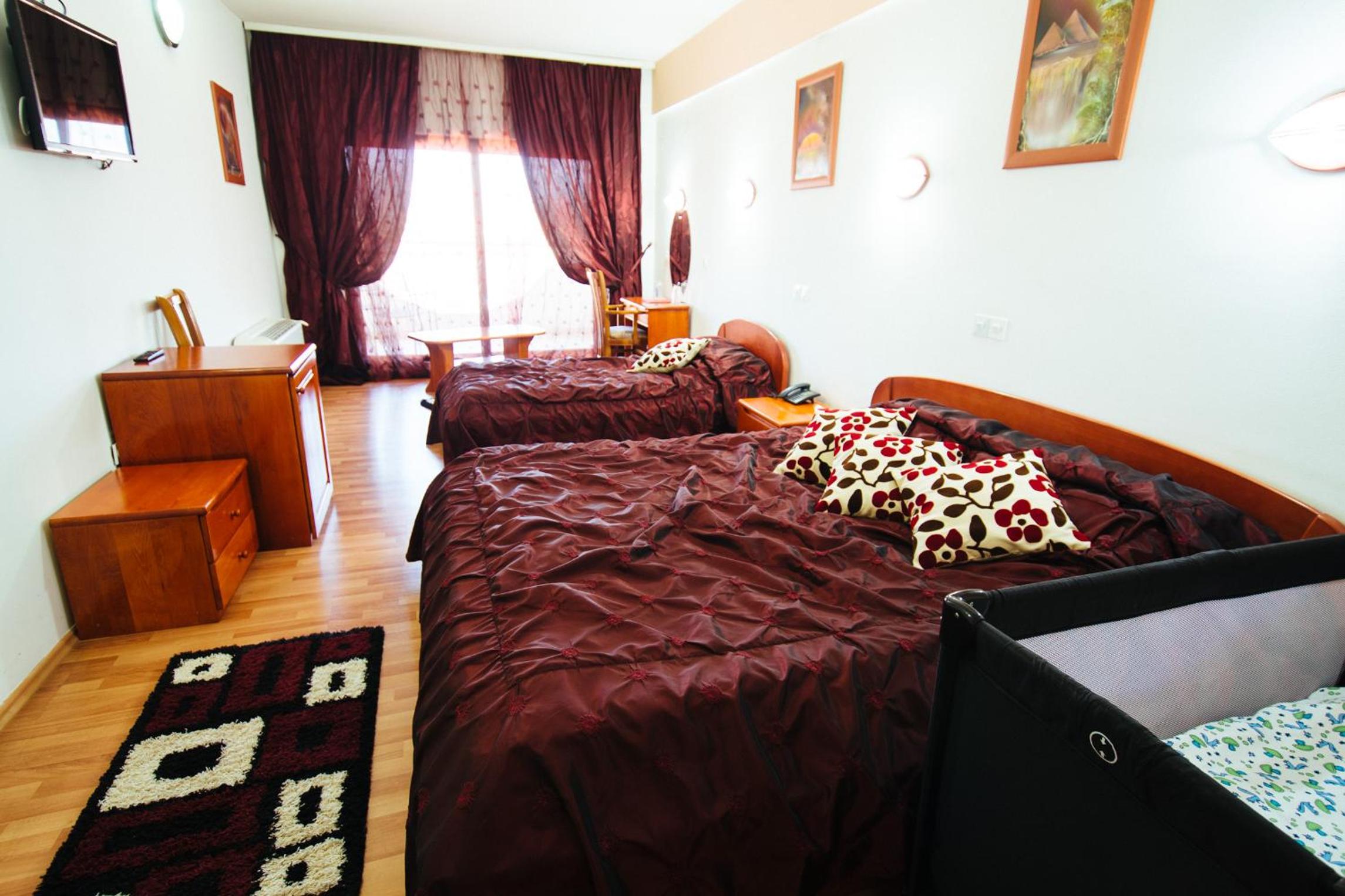 Deluxe Triple Room with Balcony - Photo 5