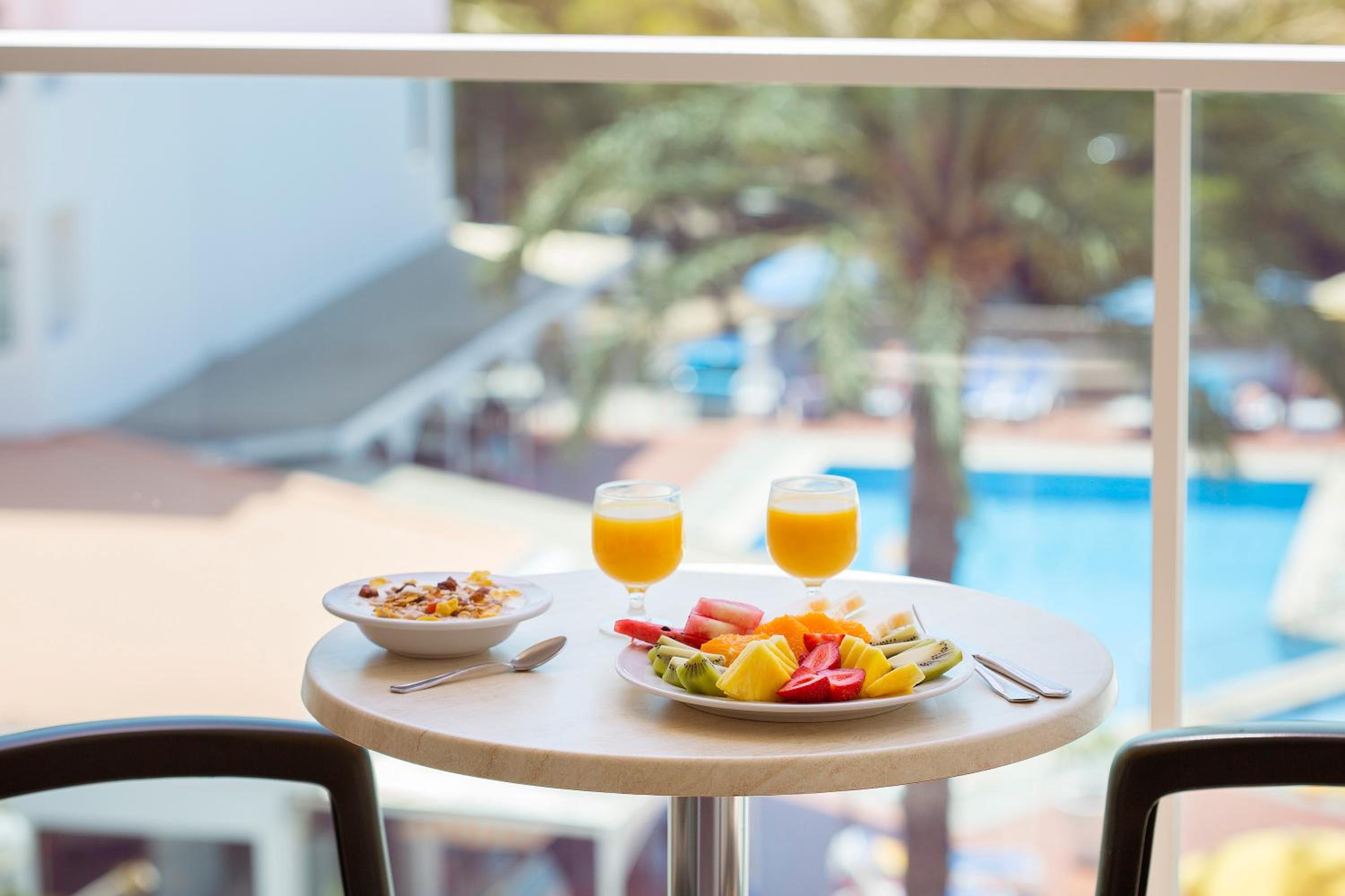 Double Room with Pool View - Photo 3