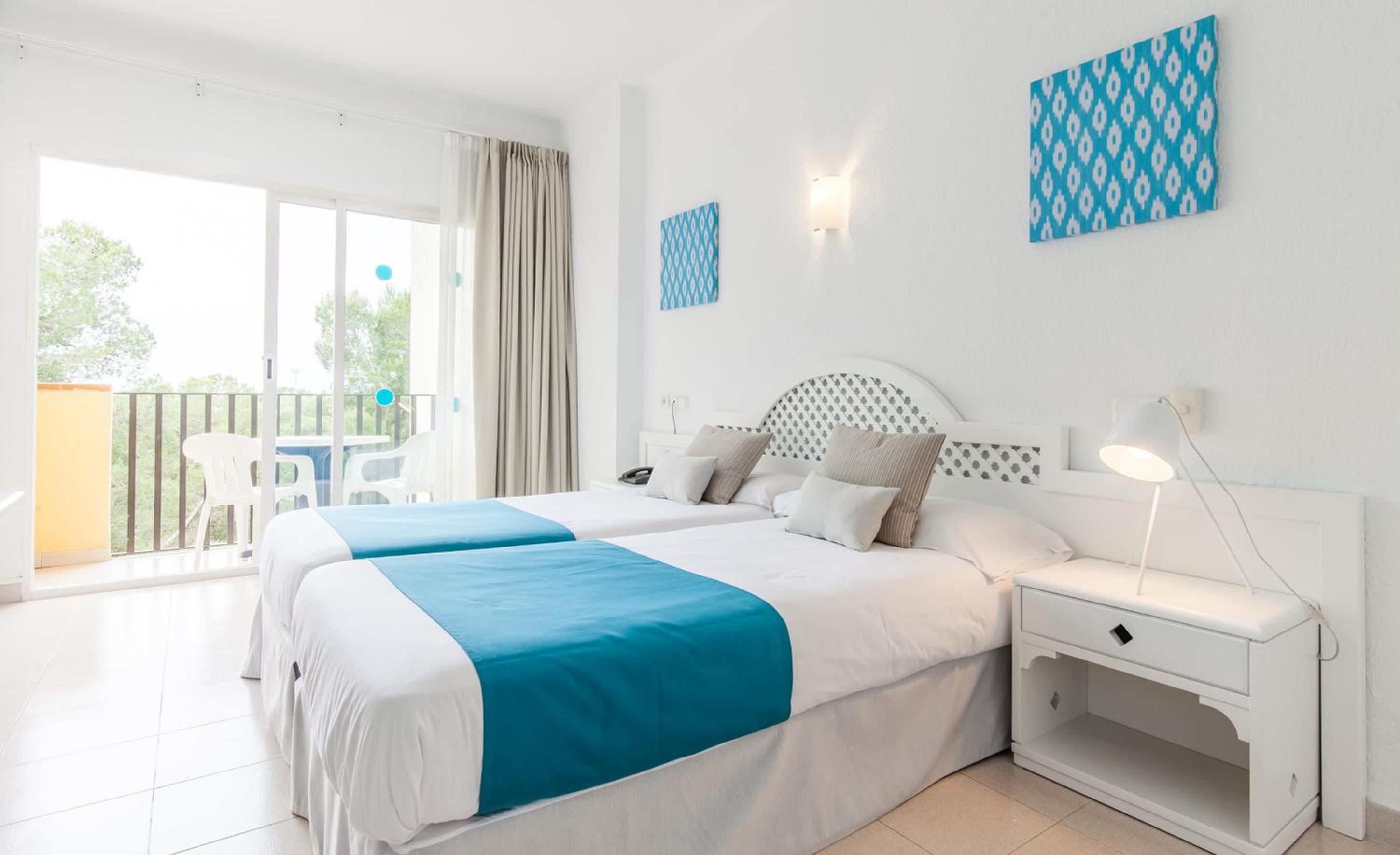Double Room (2 Adults + 1 Child) photo 3