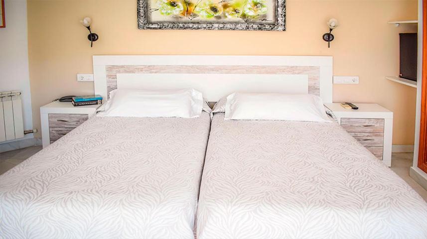 Double or Twin Room - Photo 5