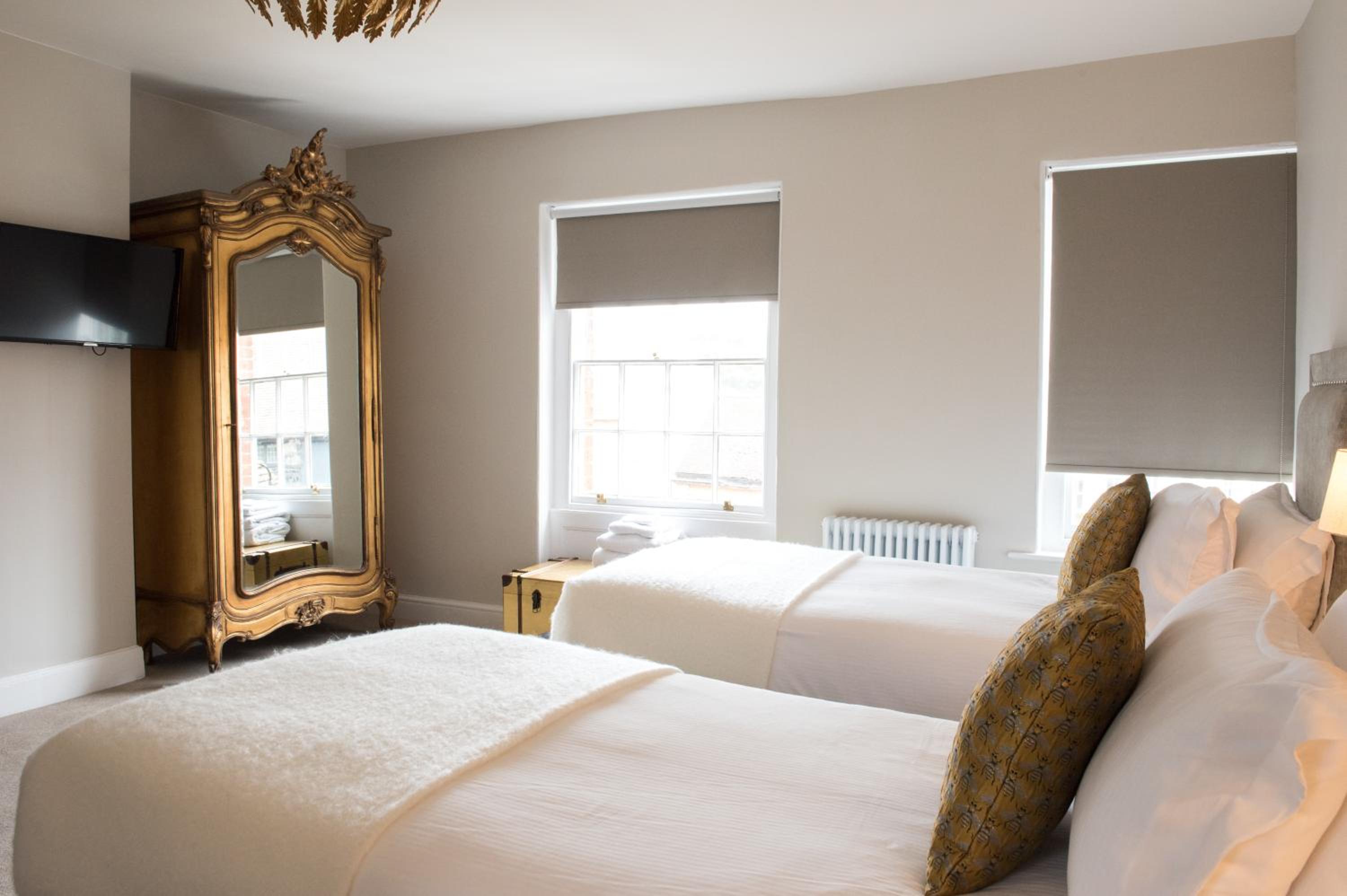 Deluxe Family Suite - Photo 11