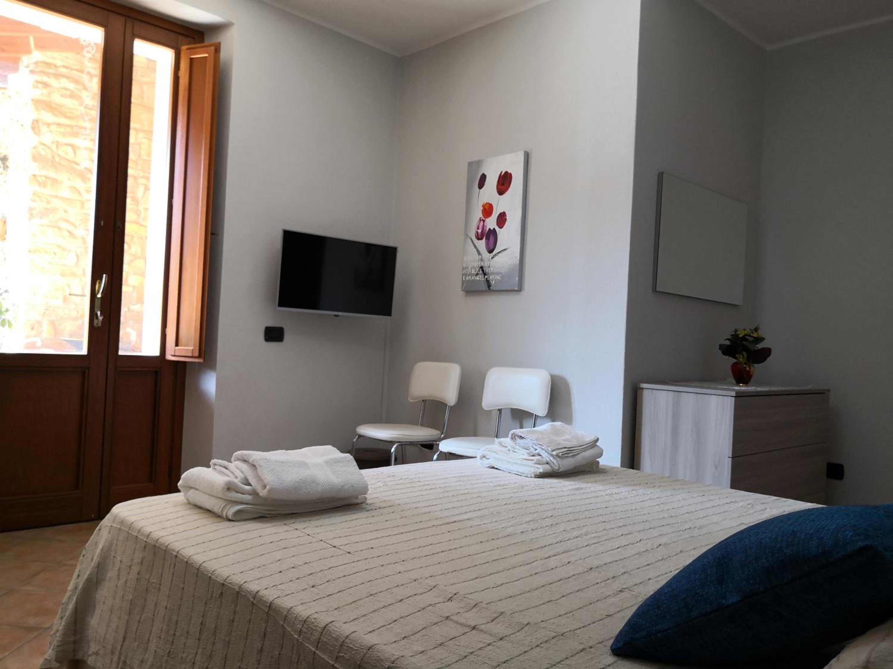 Double Room with Private External Bathroom - Photo 5