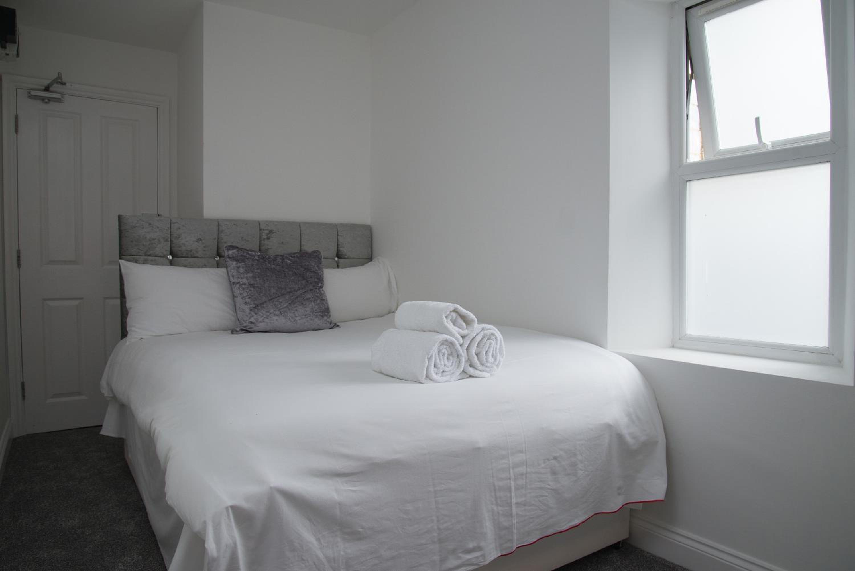 Small Double Room - Photo 10