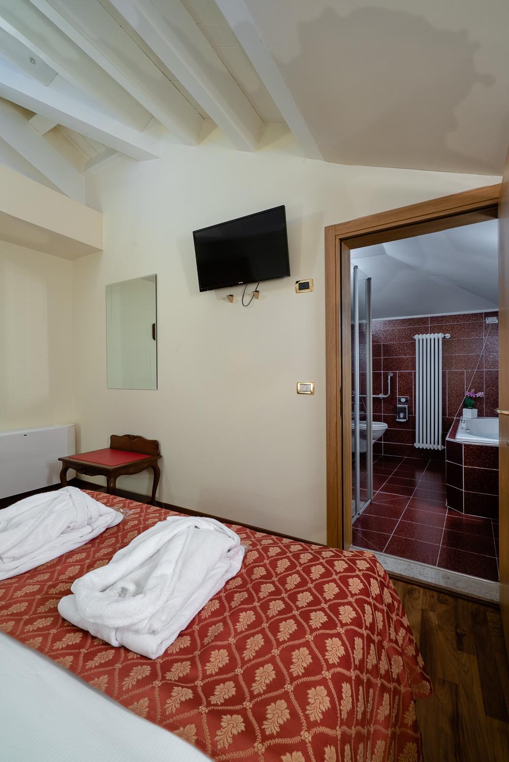 Double Room - Photo 2