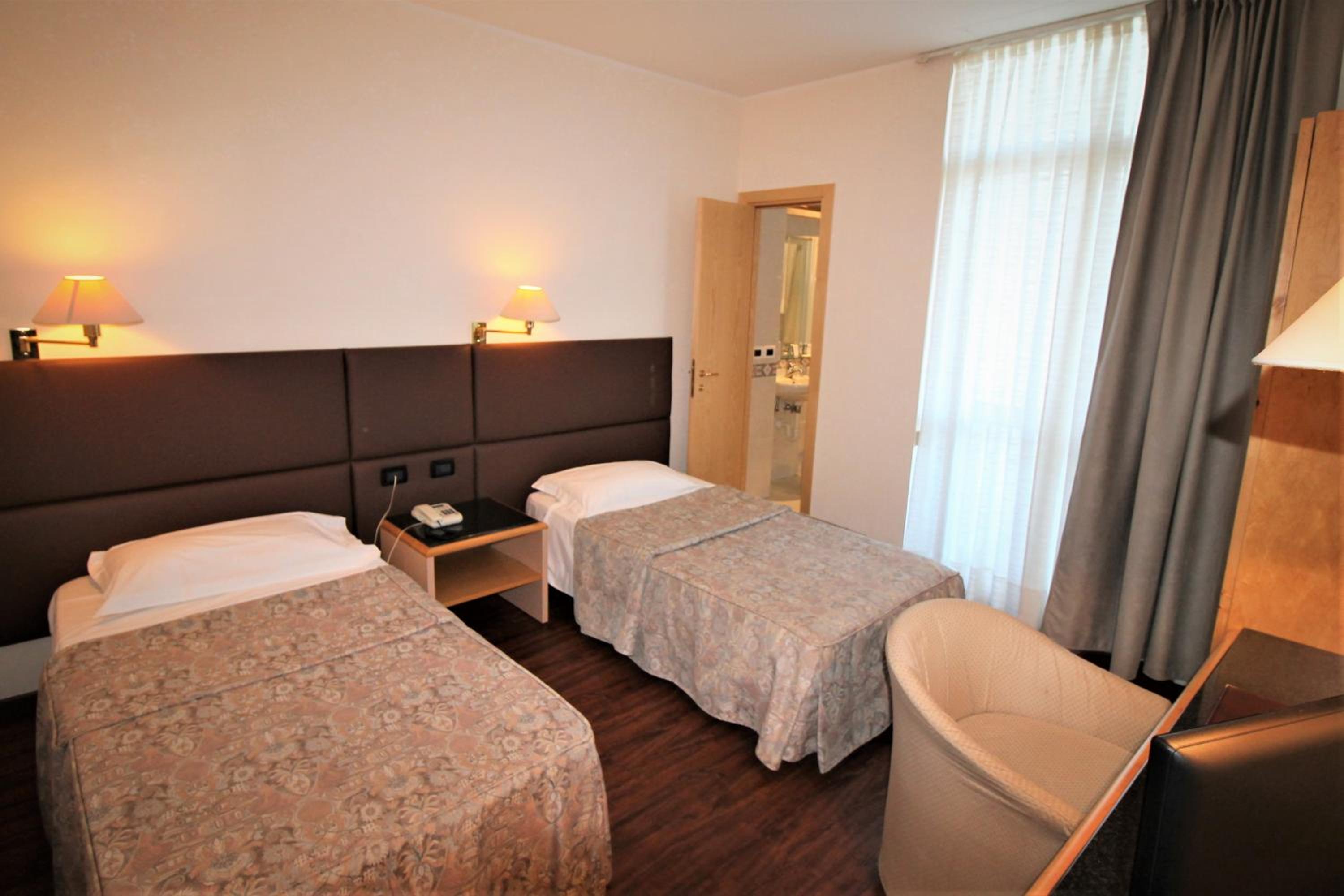 Basic Twin Room - Photo 3