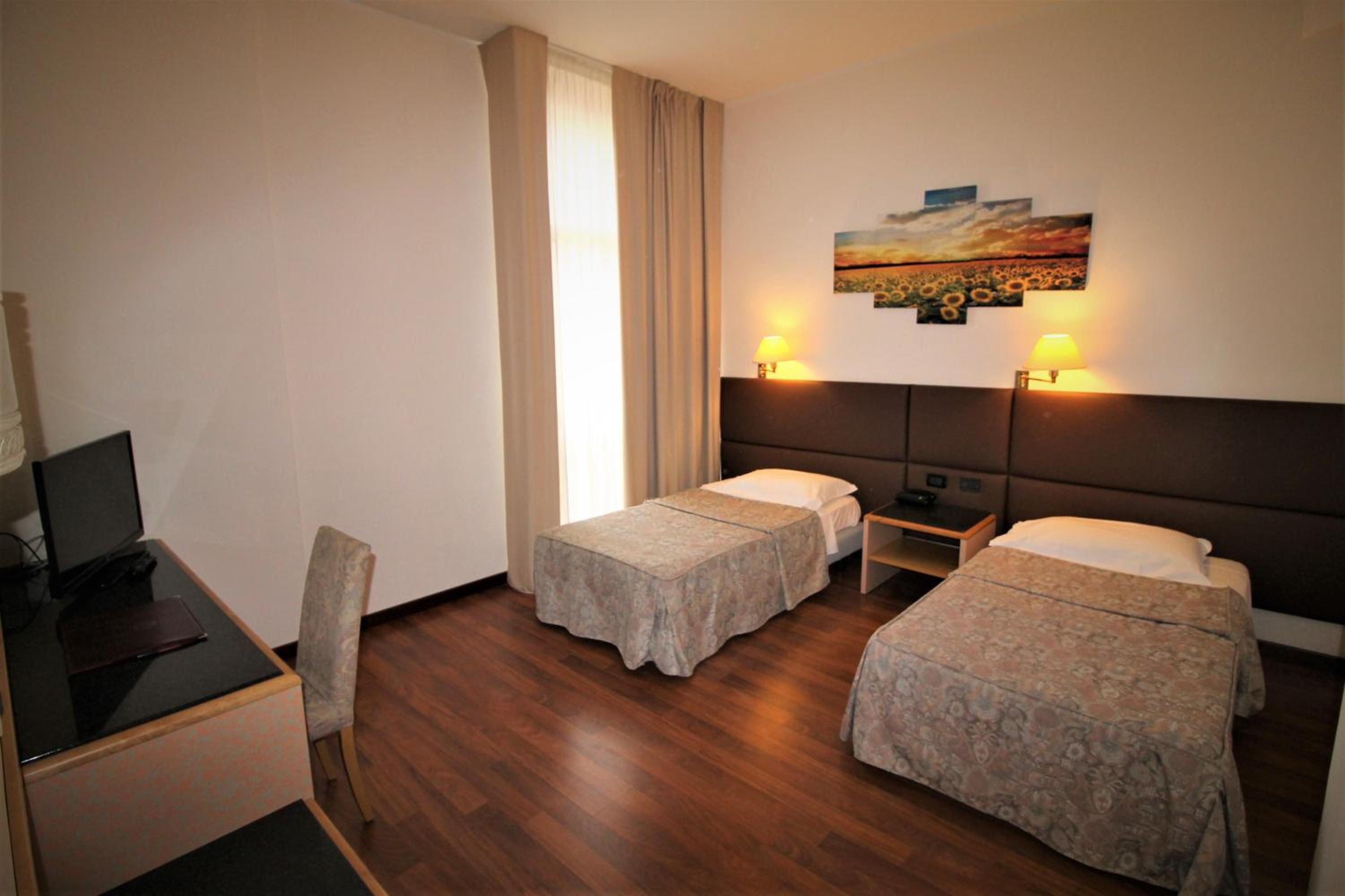Basic Twin Room - Photo 1