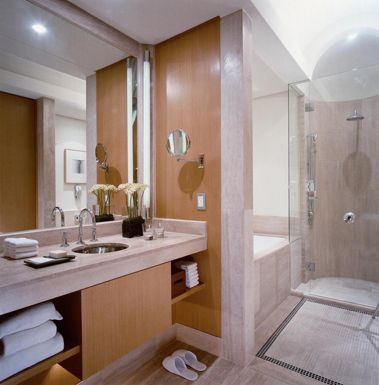 Queen Room with Bridge View - Photo 5