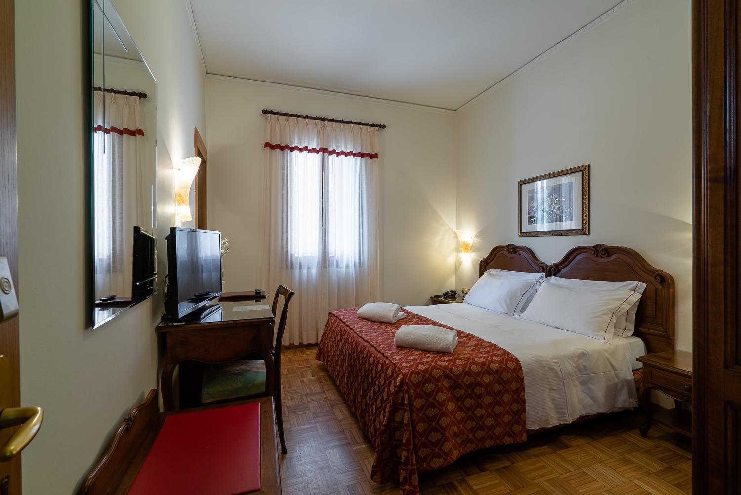 Standard Double Room - Photo 2