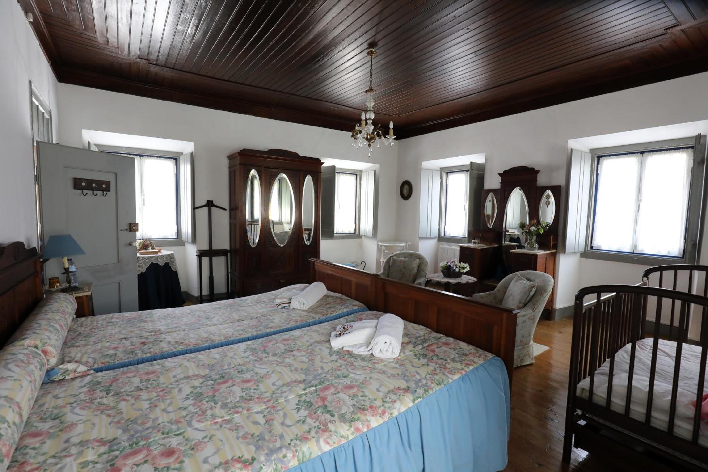 Casa de cuatro habitaciones con piscina privada.