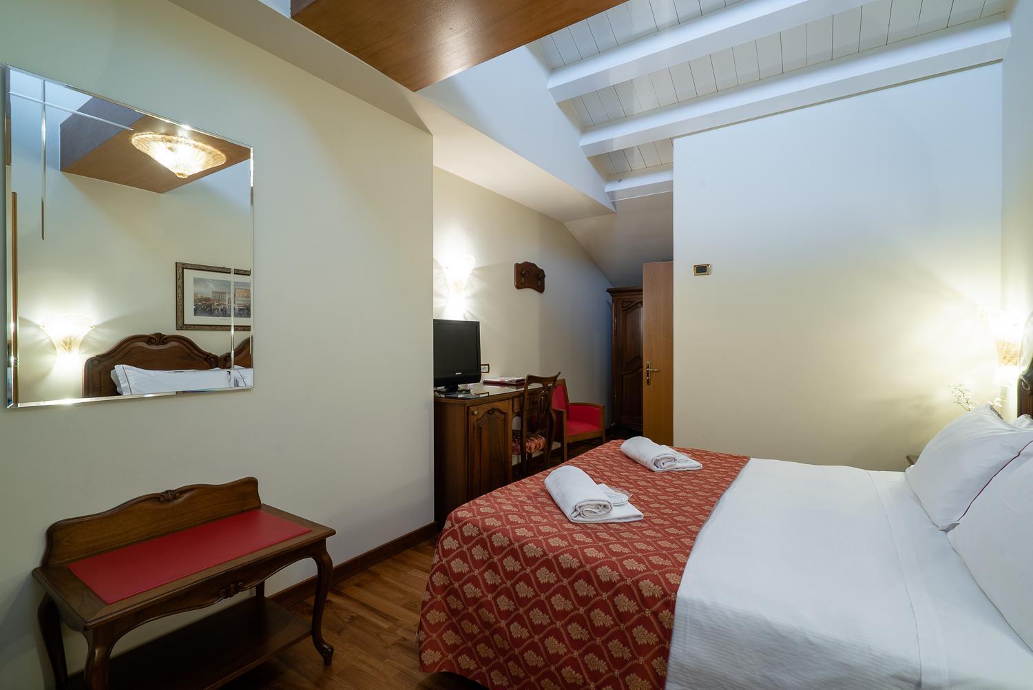 Standard Double Room - Photo 5