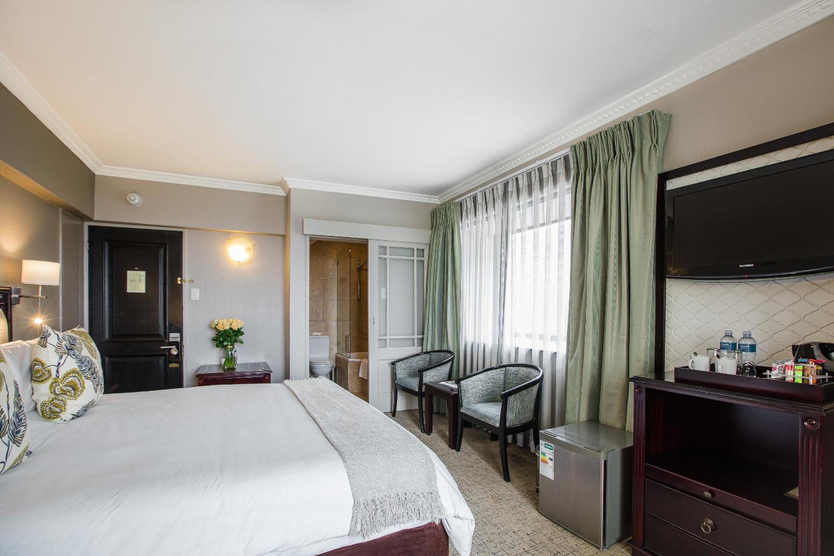 Standard Room with Queen Bed - Photo 1