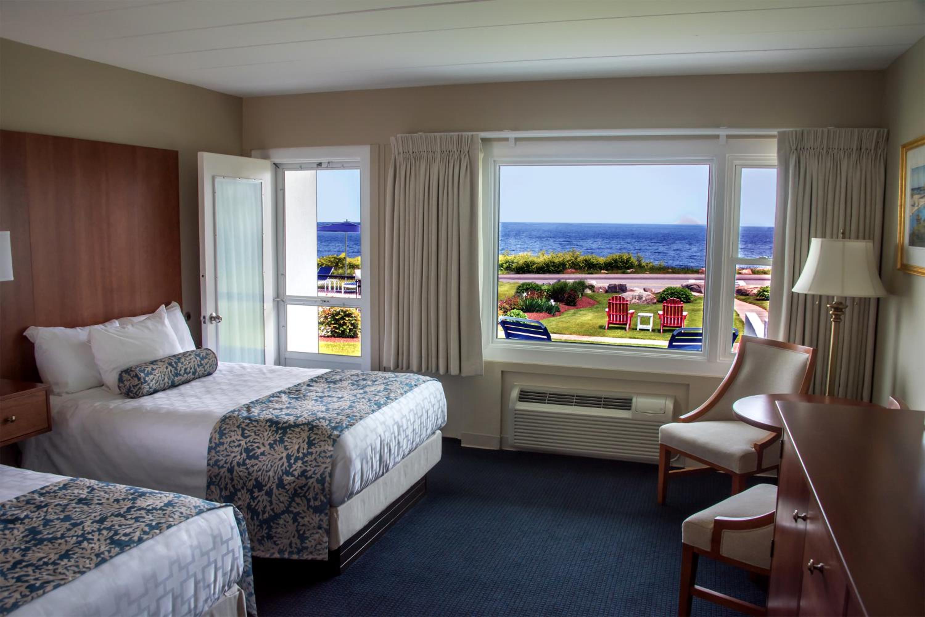 Queen Room with Two Queen Beds and Balcony and Ocean View photo 1