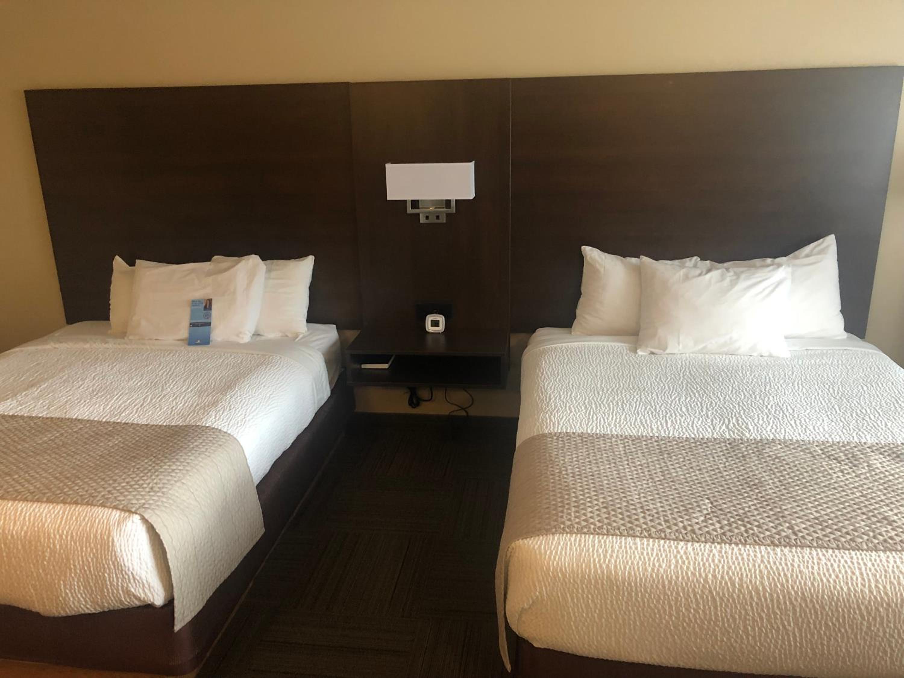 Queen Room with Two Queen Beds - Non-Smoking - Photo 2