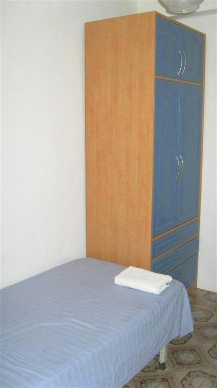 Habitación individual con baño compartido
