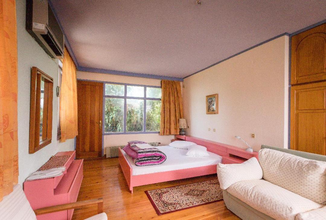 Villa - Photo 1