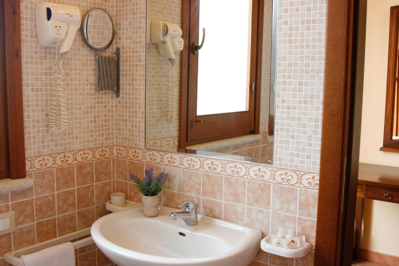Double or Twin Room - Photo 8