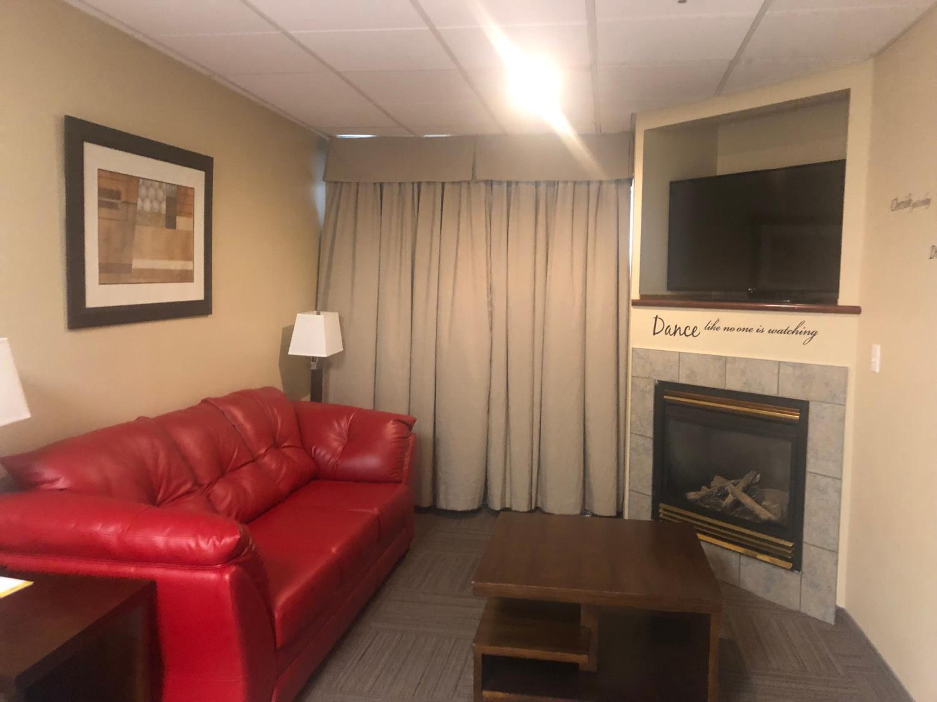 One-Bedroom Queen Efficiency Suite - Non-Smoking - Not Pet Friendly - Photo 2
