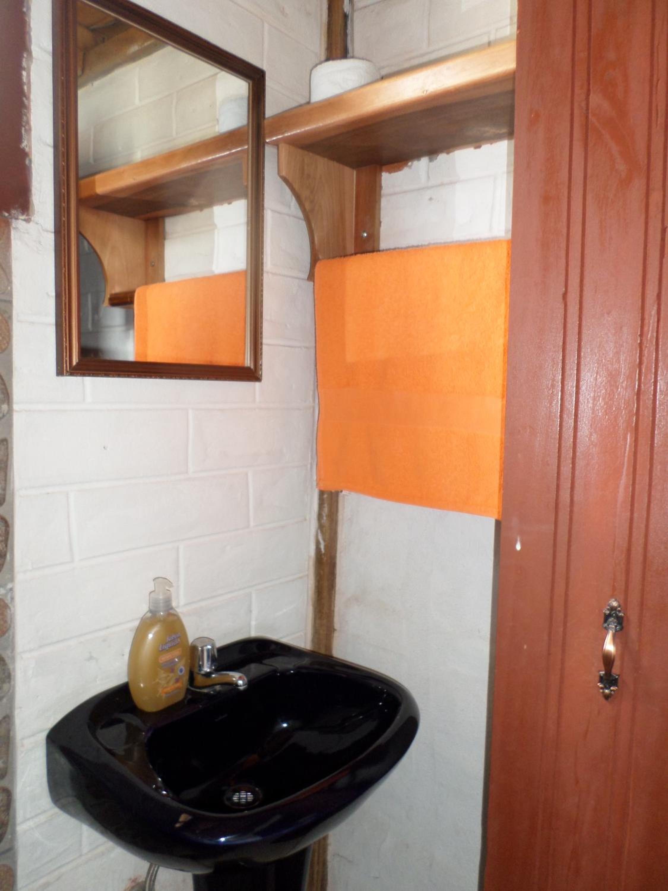 Twin Room with Private Bathroom photo 2