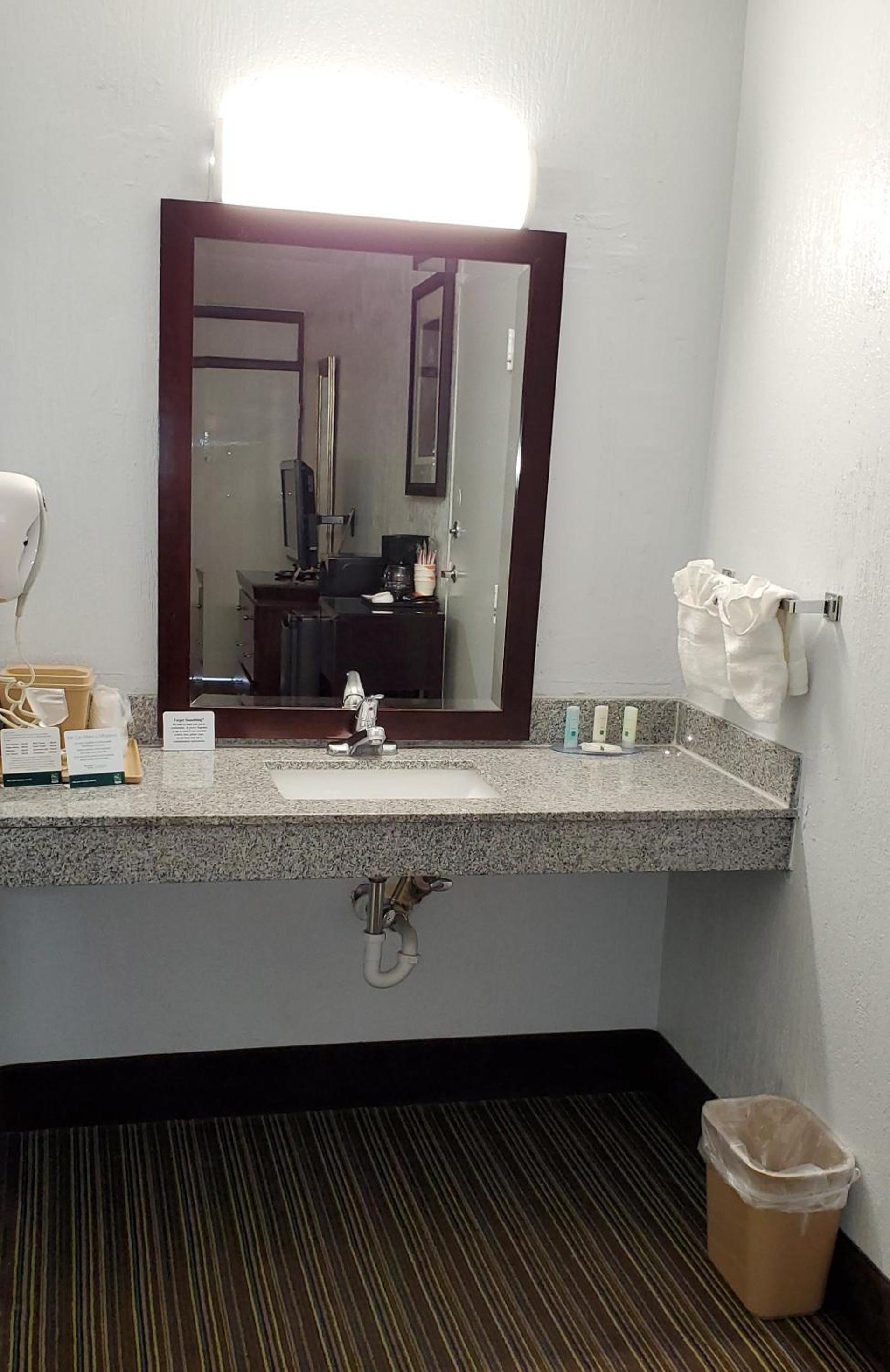 King Room - Accessible/Non-Smoking - Photo 3