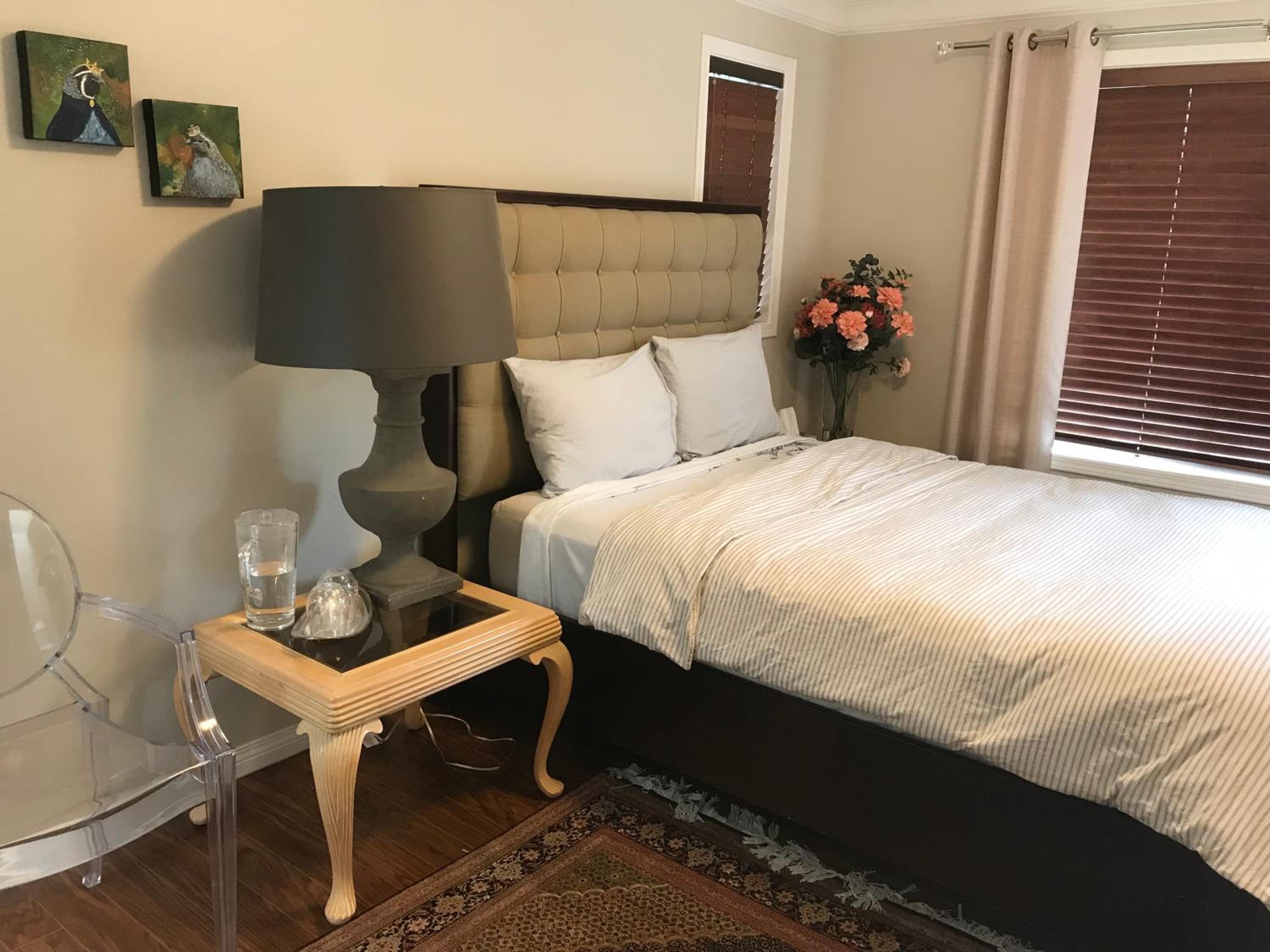 Queen Room with Balcony - Photo 8