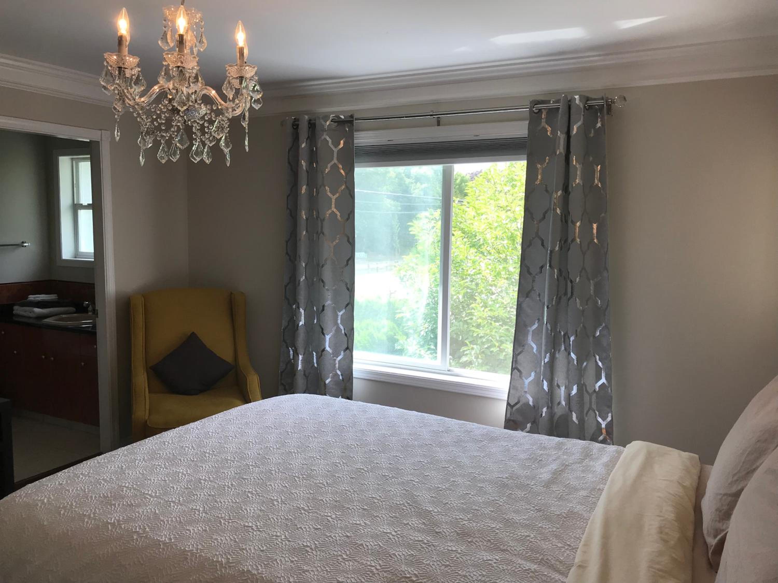 Queen Room with Balcony - Photo 14