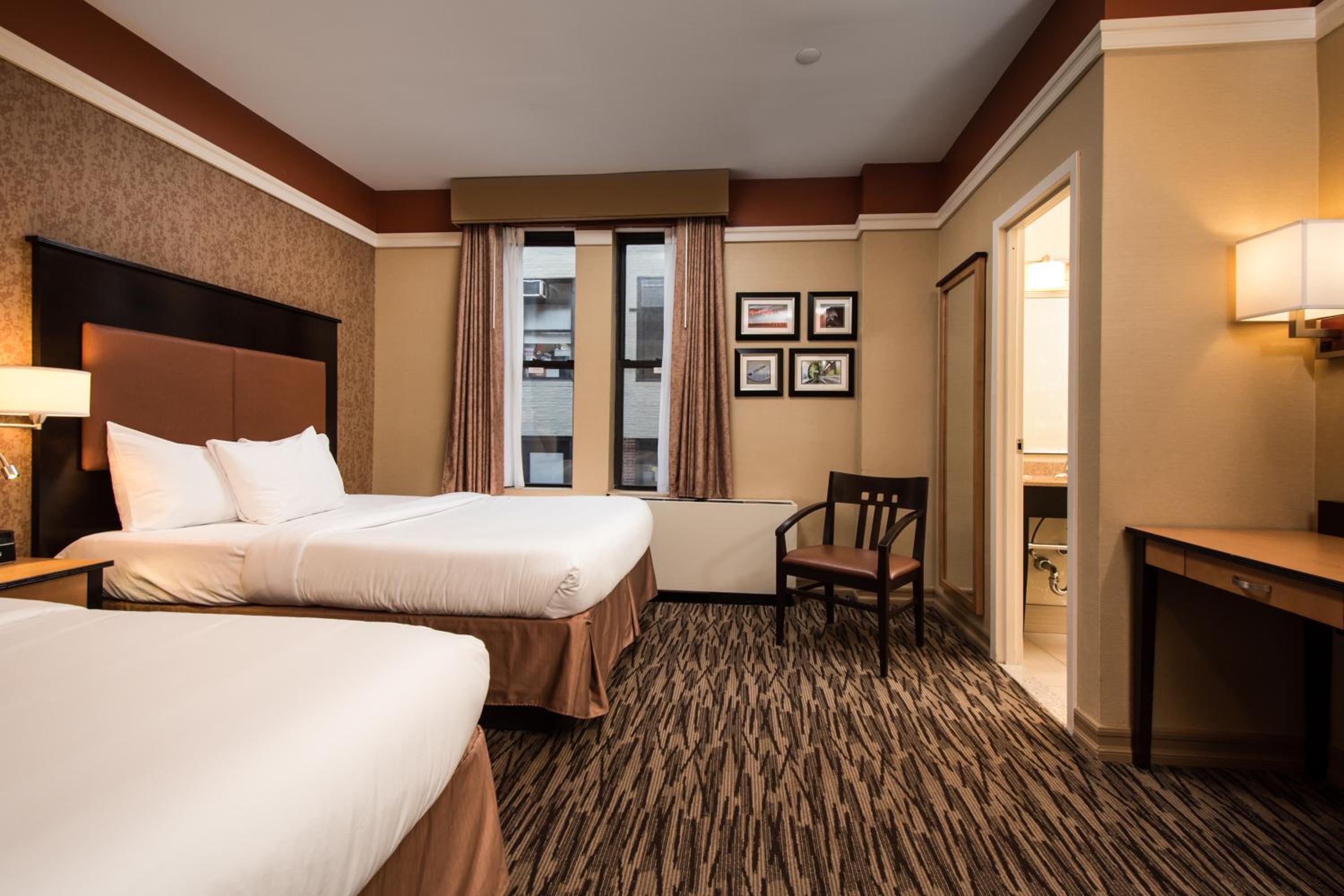 Queen Room with Two Queen Beds - Disability Access thumbnail 6