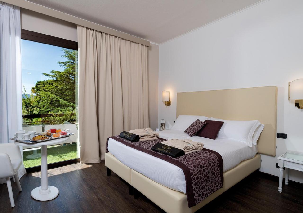 Deluxe Double Room with Spa Access and Pool View - Photo 12