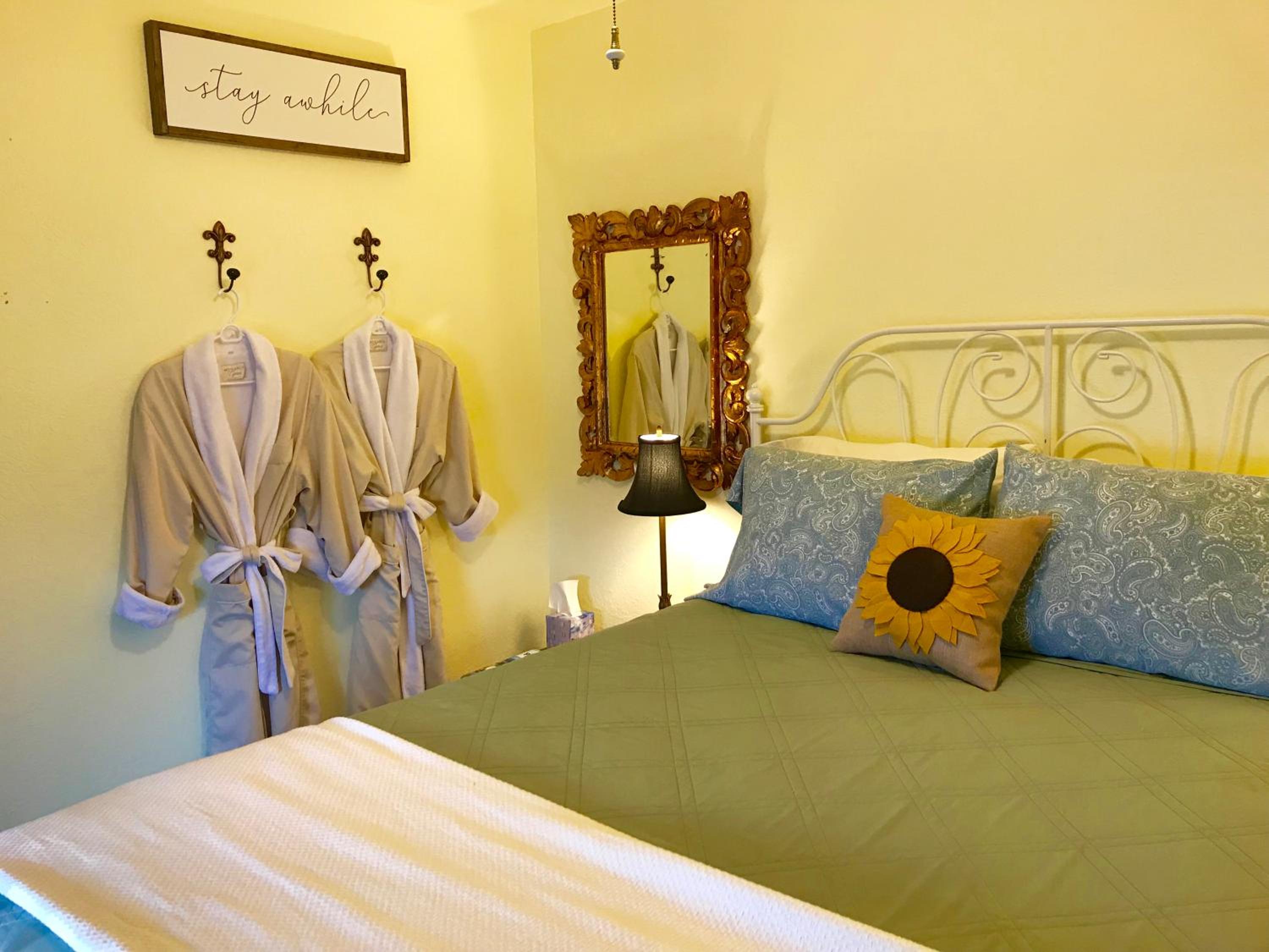 Queen Room with Shared Bathroom photo 1