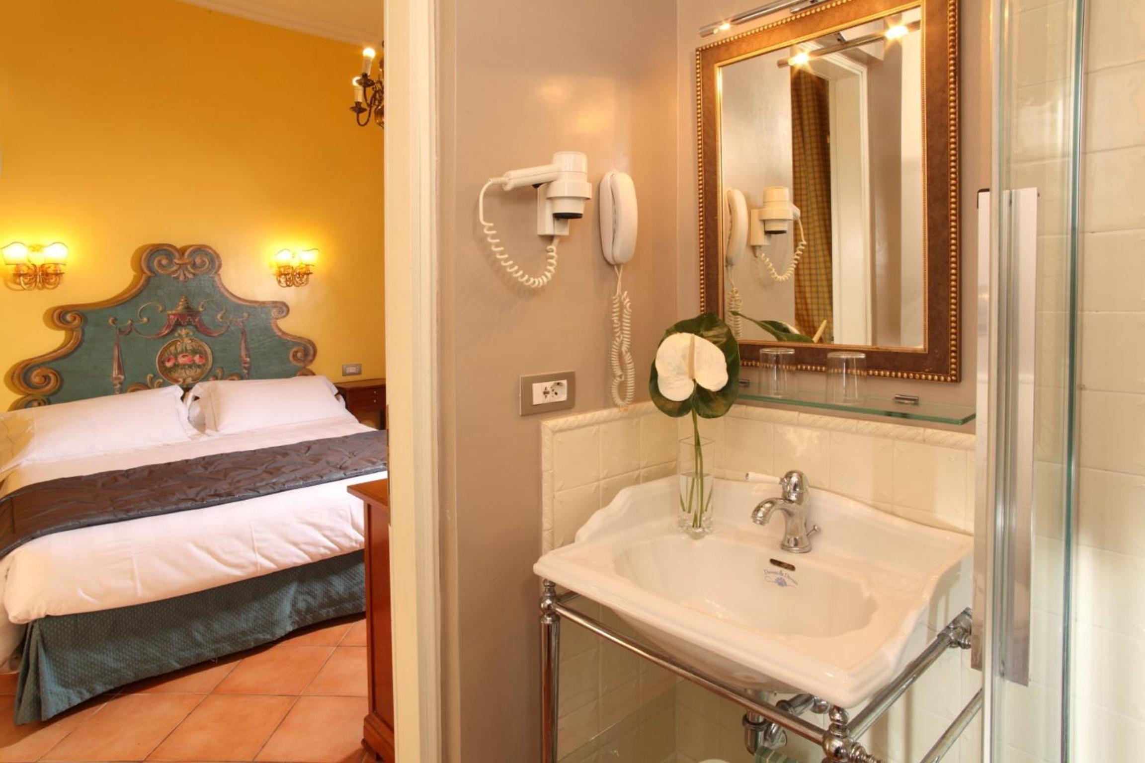 Double or Twin Room - Via dei Greci 23
