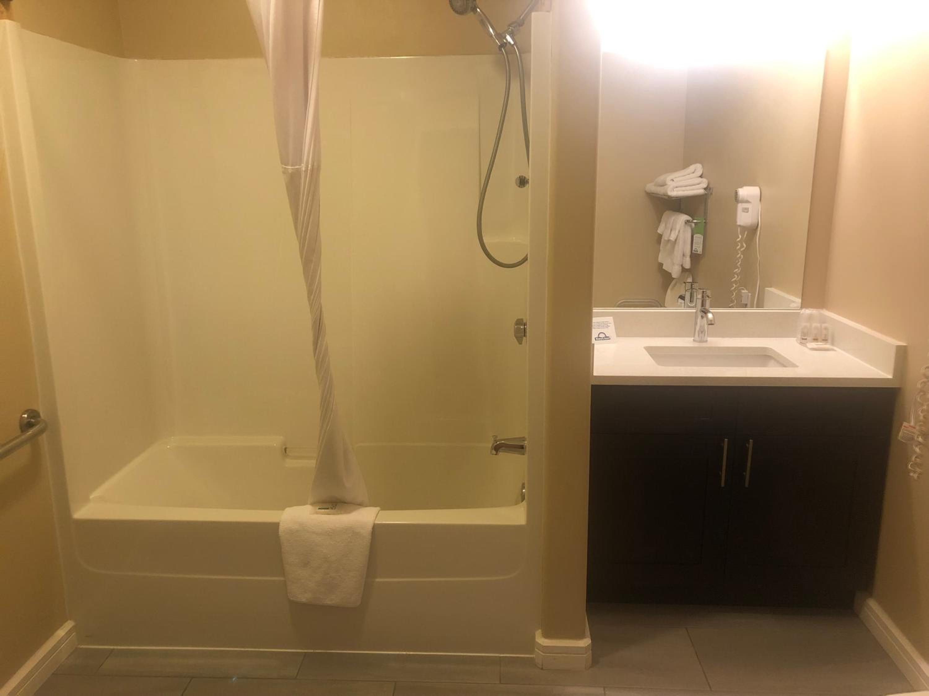 King Room with Bath Tub - Mobility Accessible/Non-Smoking - Not Pet Friendly photo 2