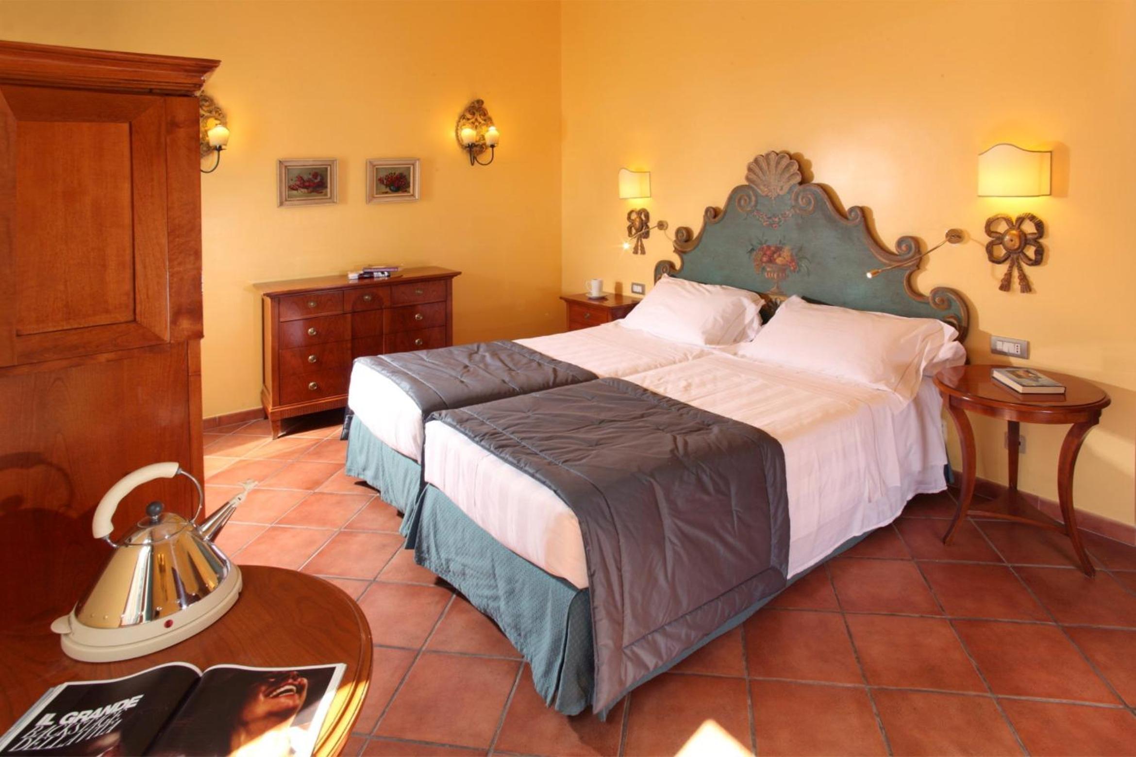Superior Double or Twin Room - Via dei Greci 23 thumbnail 6