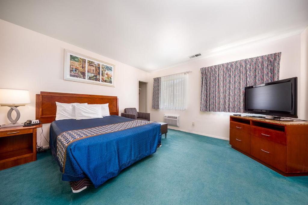 Queen Room photo 2