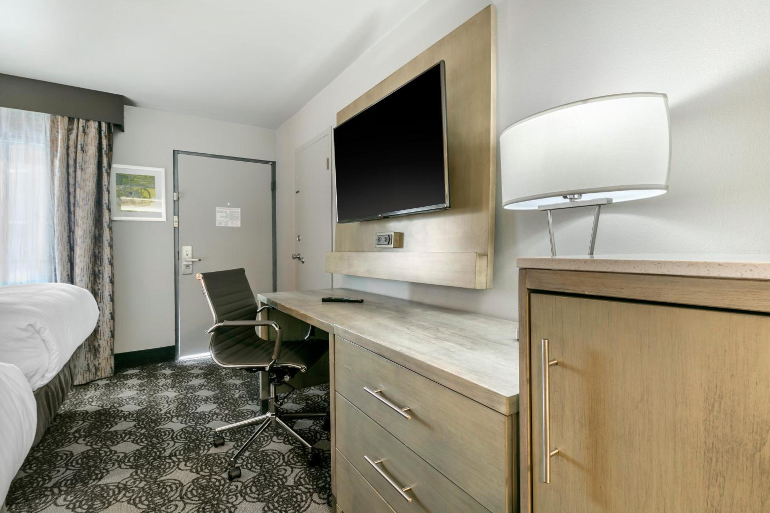 Double Room - Non Smoking/Exterior Corridor - Photo 4