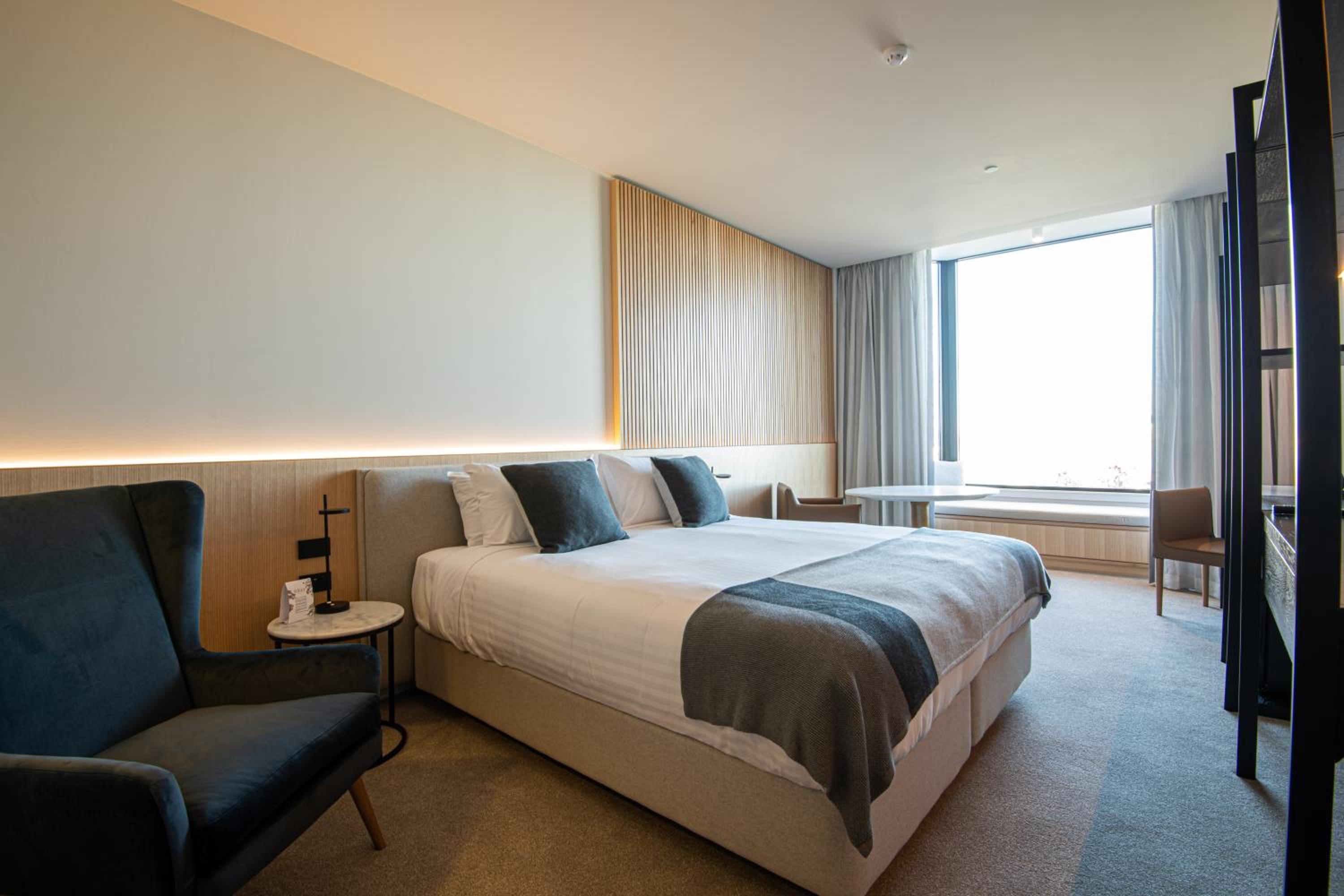 Deluxe King Room with Bath - Elizabeth Quay Lux