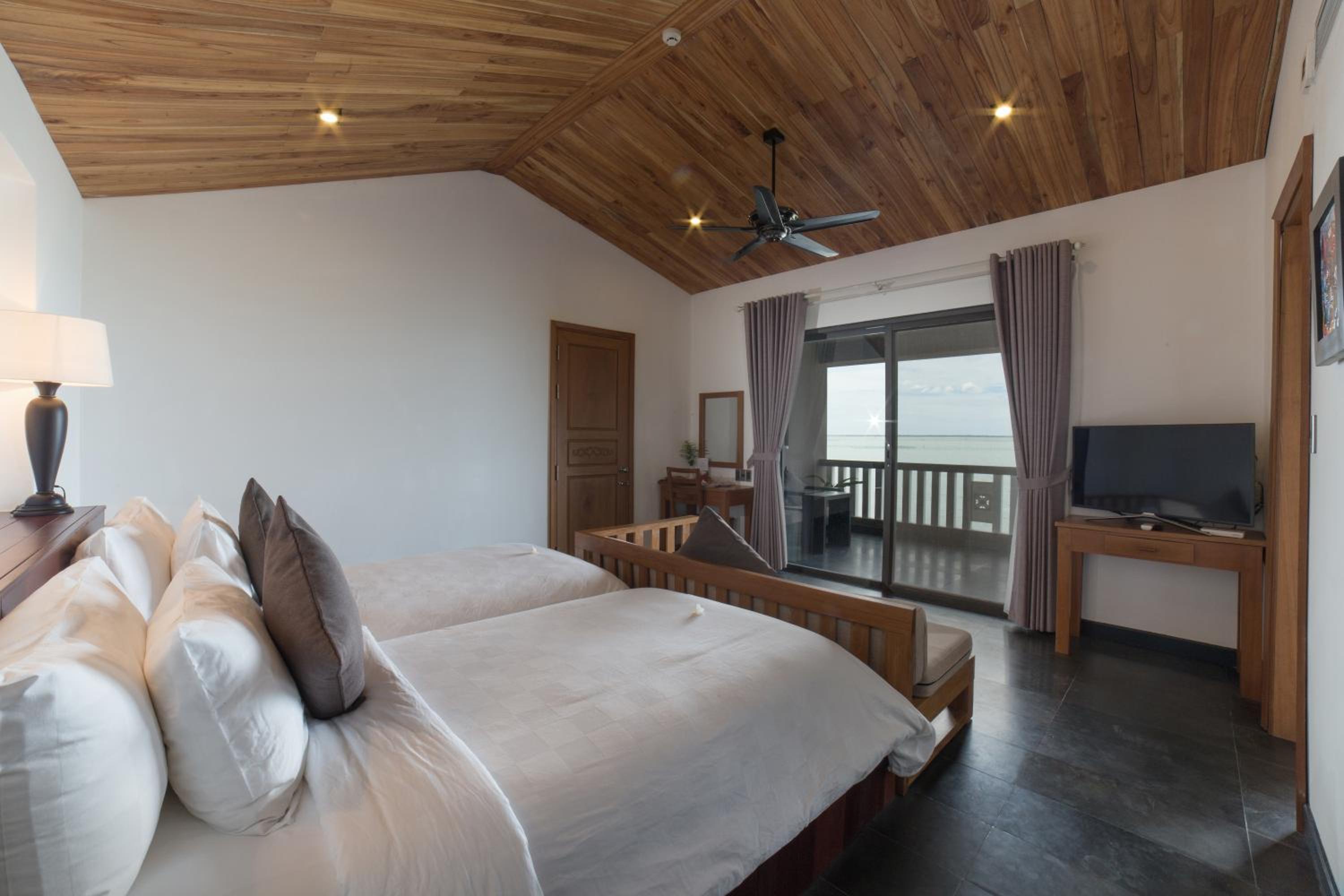 Lagoon View Deluxe with Free Airport Shuttle Bus - Photo 3