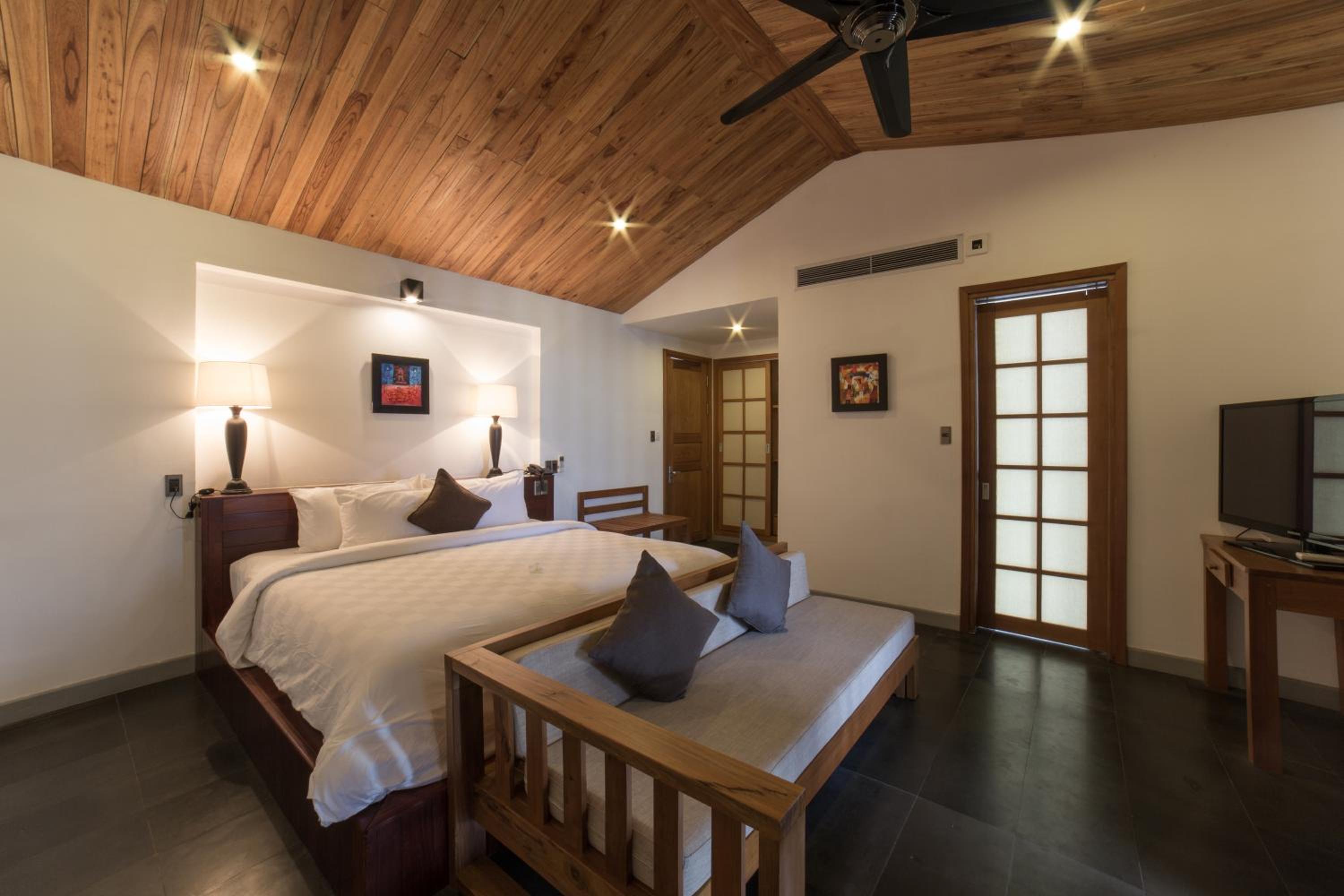 Lagoon View Deluxe with Free Airport Shuttle Bus - Photo 9