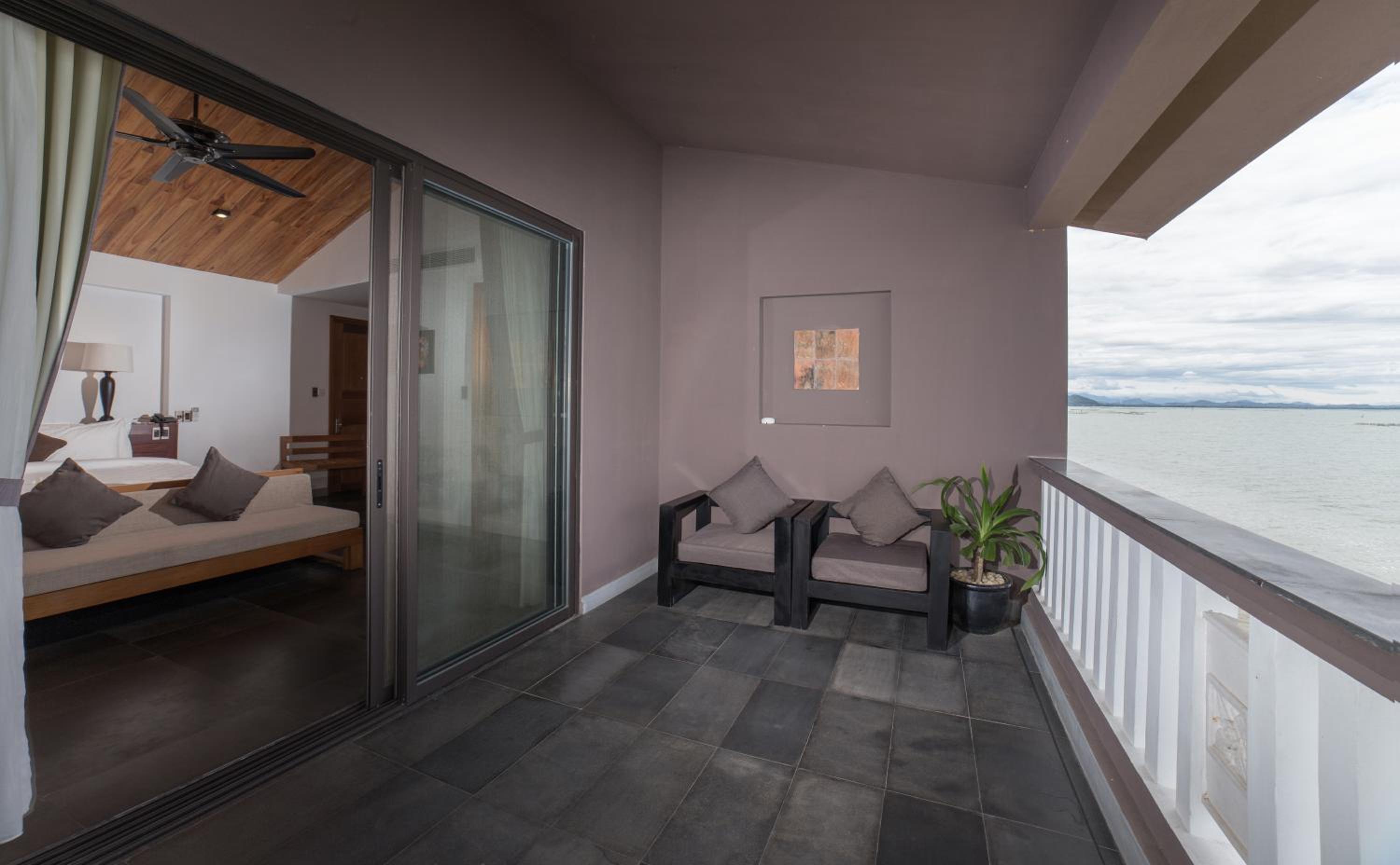 Lagoon View Deluxe with Free Airport Shuttle Bus - Photo 6